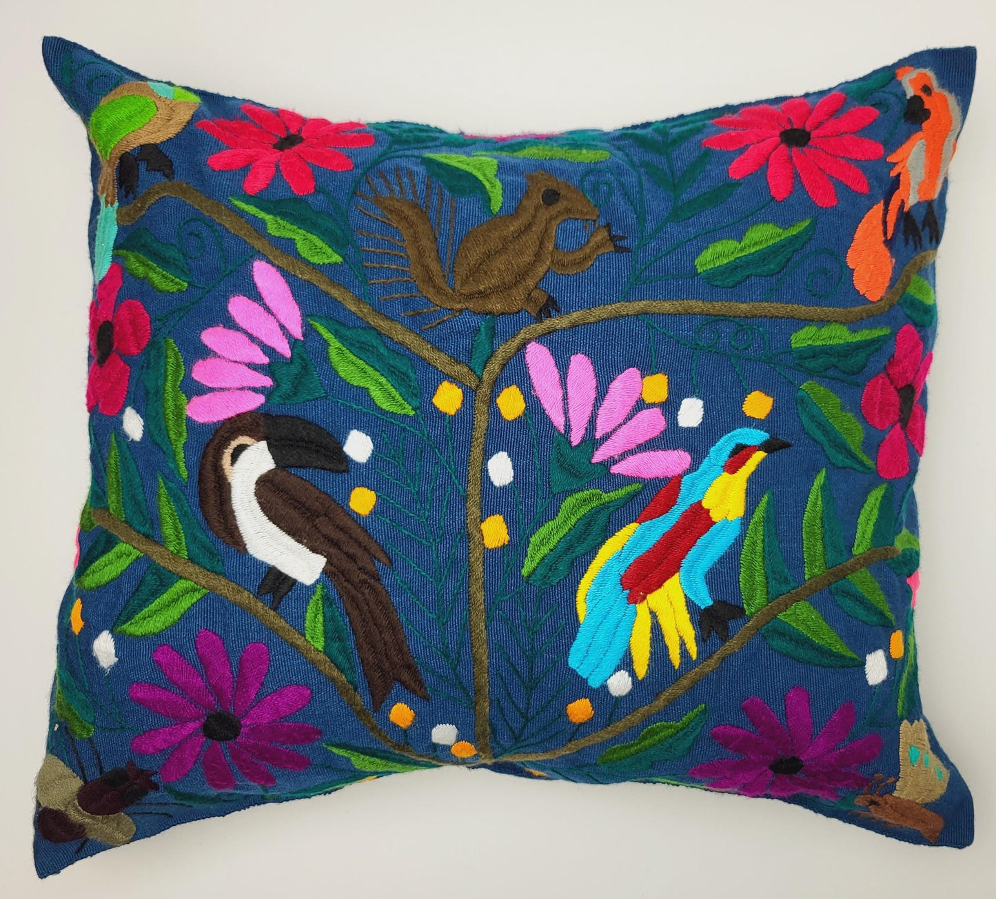 housse de coussin tissée et brodée, housse de coussin motif animalier