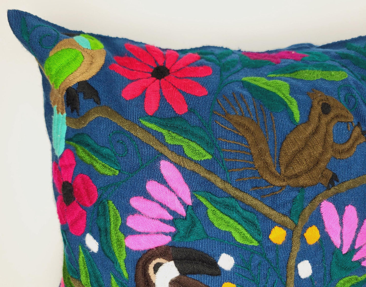 housse de coussin tissée et brodée, housse de coussin motif animalier