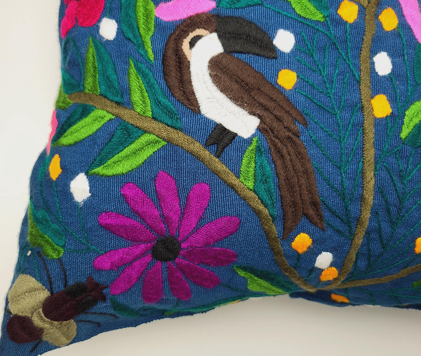 housse de coussin tissée et brodée, housse de coussin motif animalier
