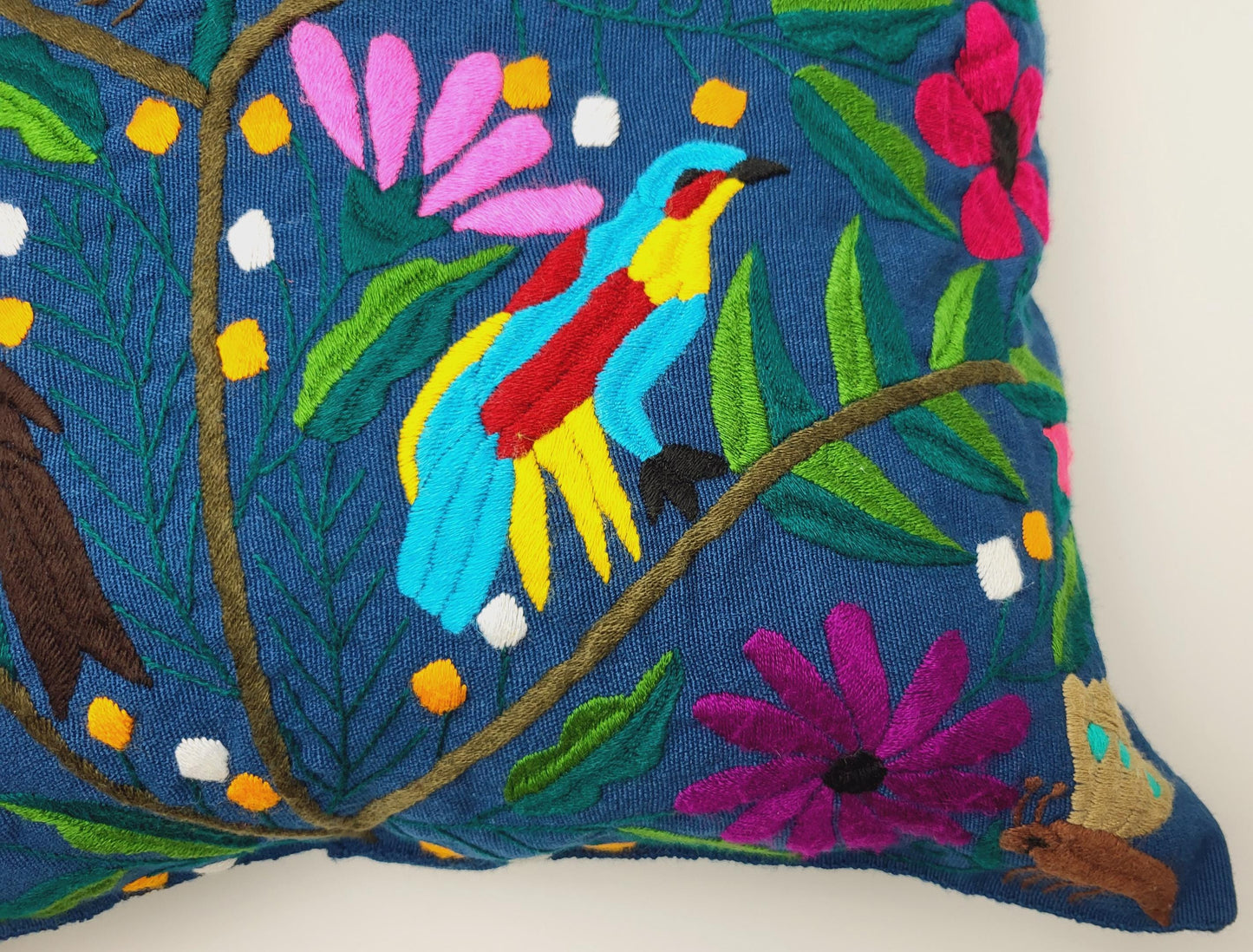 housse de coussin tissée et brodée, housse de coussin motif animalier