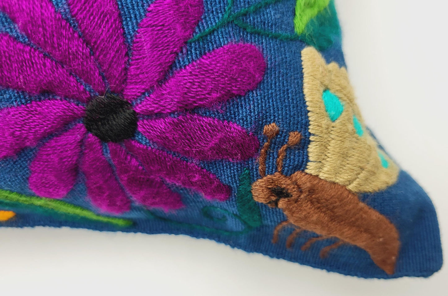 housse de coussin tissée et brodée, housse de coussin motif animalier