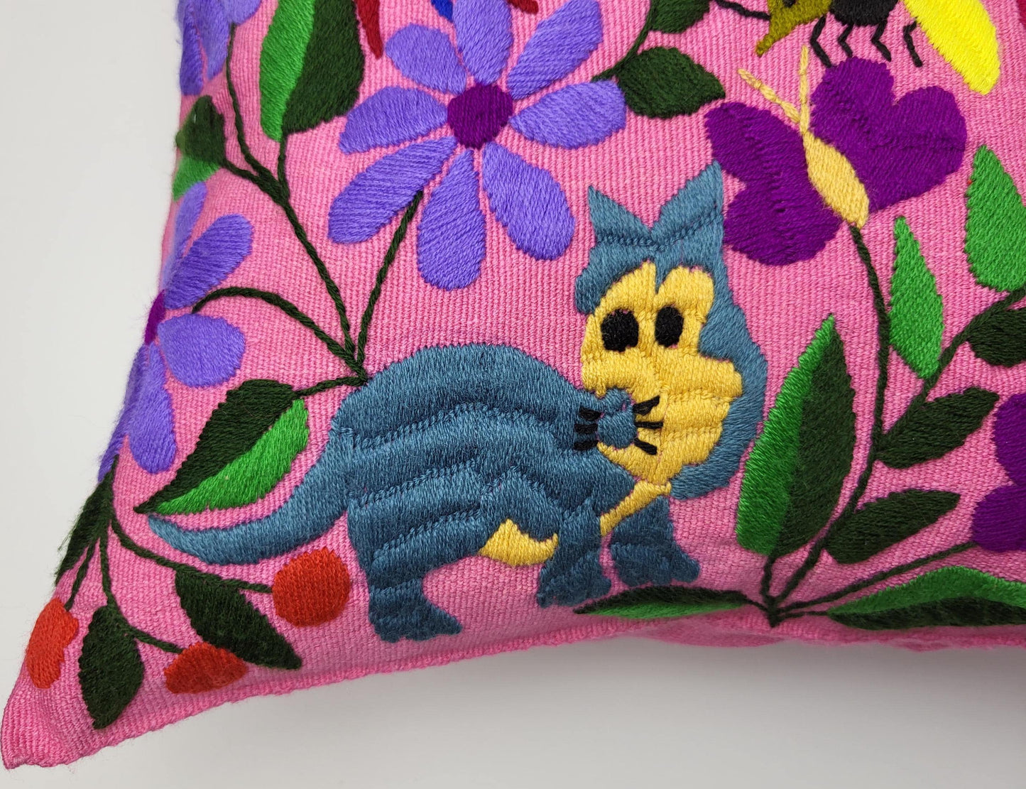 Housse de coussin motif animalier mexicain brodé à la main