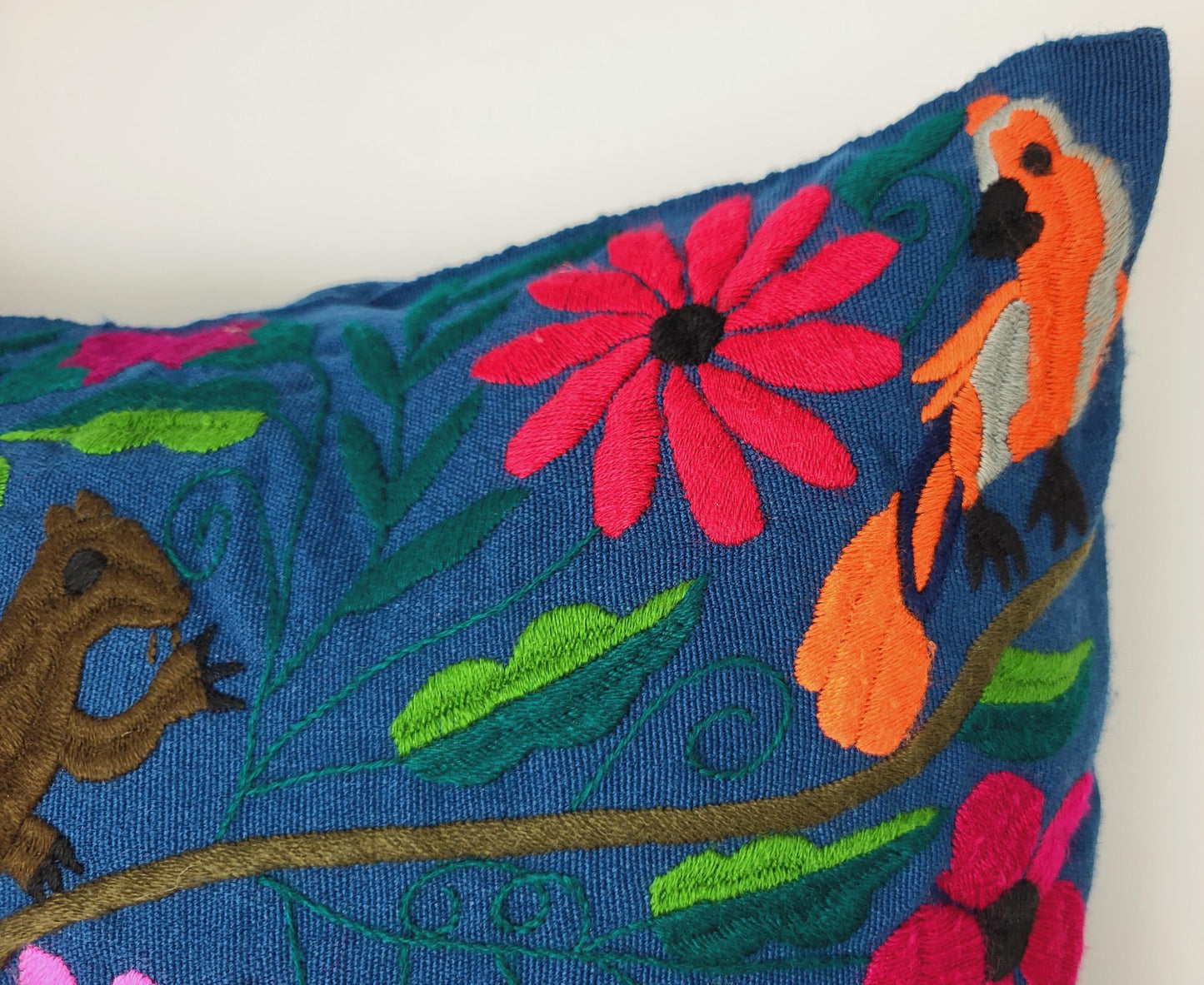 housse de coussin tissée et brodée, housse de coussin motif animalier