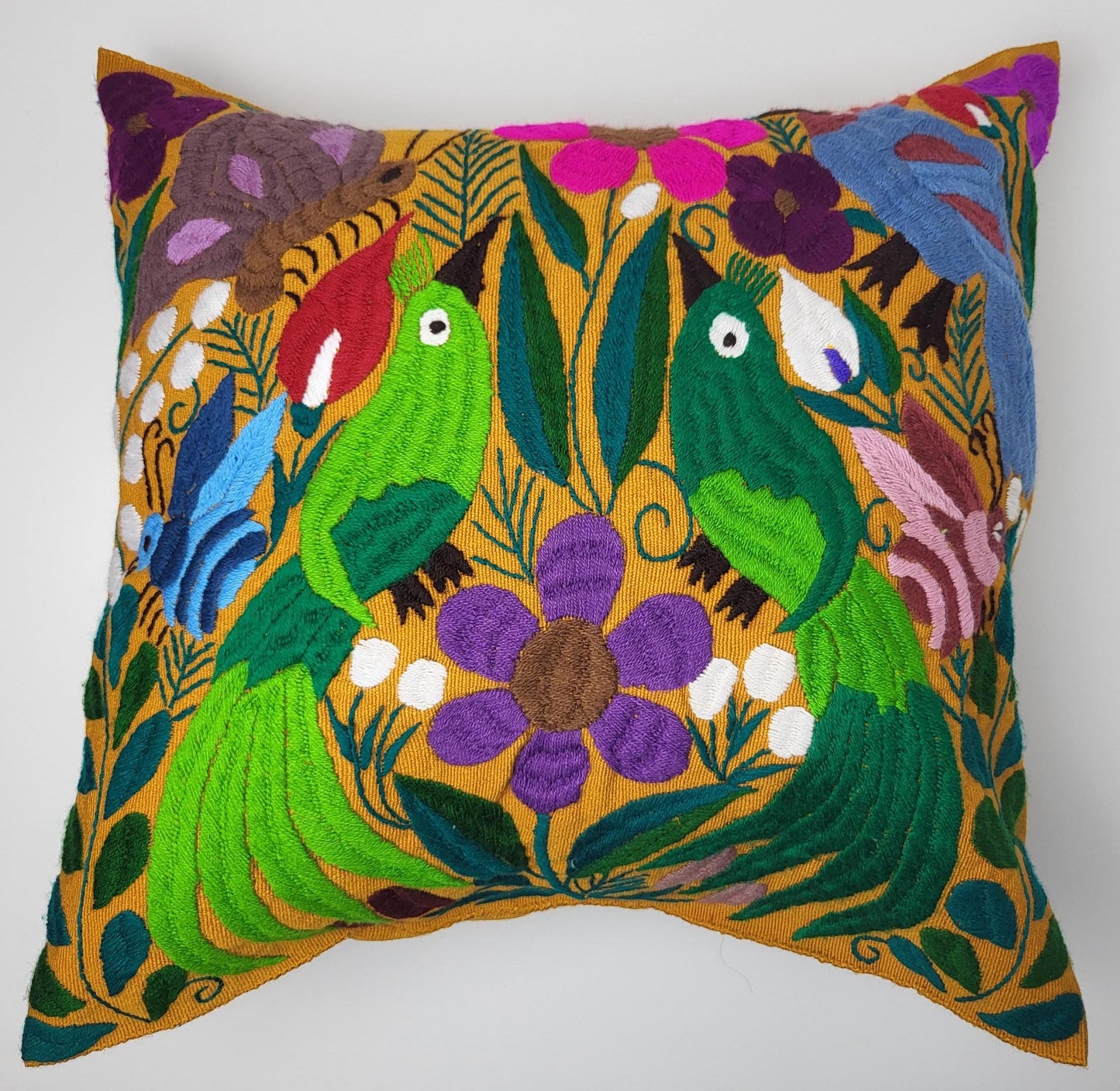 Handgestickte mexikanische Kissenhülle mit traditionellen Tiermustern – Lebendig, bunt und einzigartig. Diese handgefertigten Kissenbezüge aus Mexiko kombinieren traditionelles Kunsthandwerk und moderne Wohnzimmerdeko