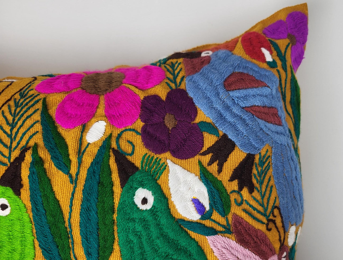 Housse de coussin mexicaine brodée et tissée à la main avec motif animalier – Artisanat unique du Mexique