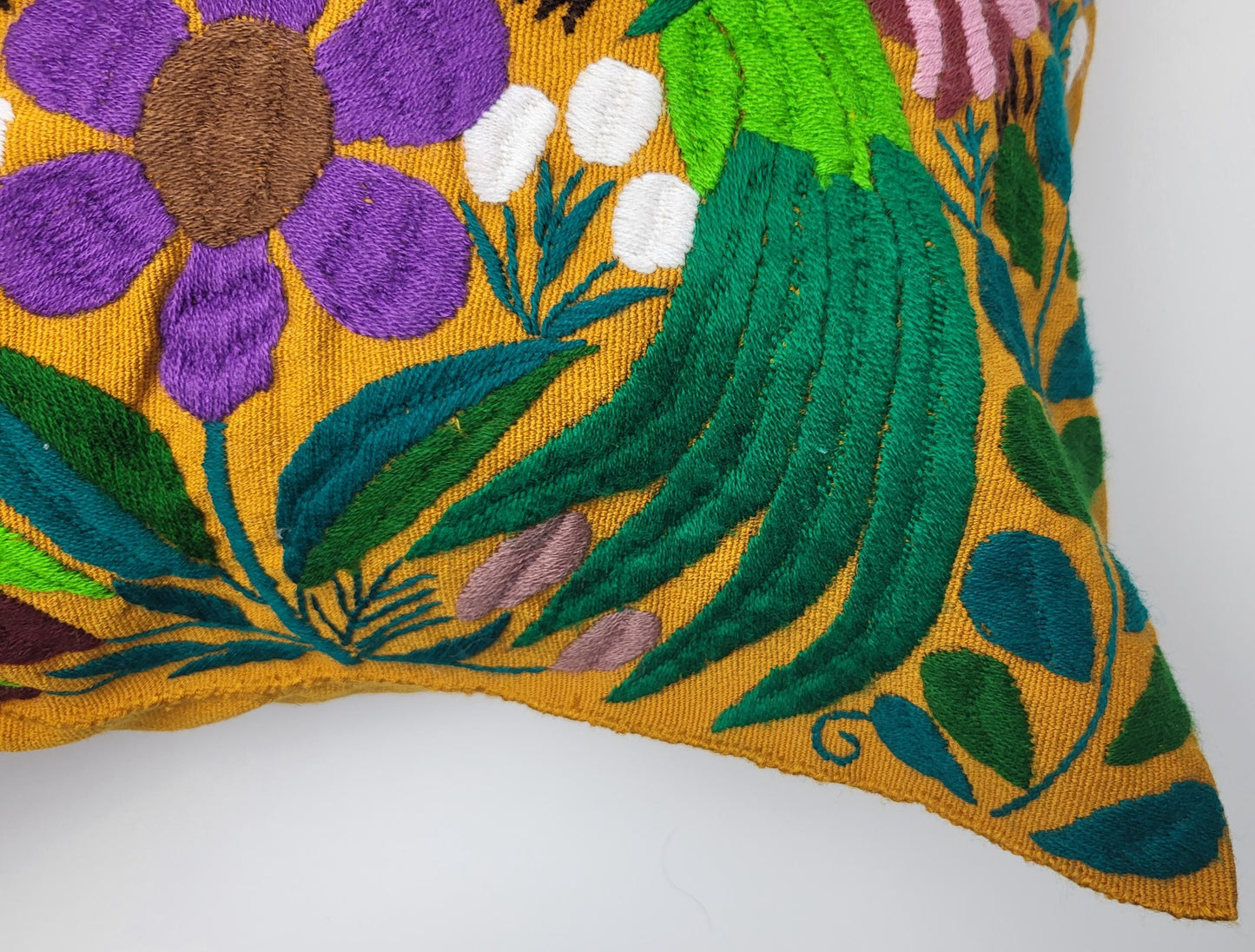 Housse de coussin mexicaine brodée et tissée à la main avec motif animalier – Artisanat unique du Mexique