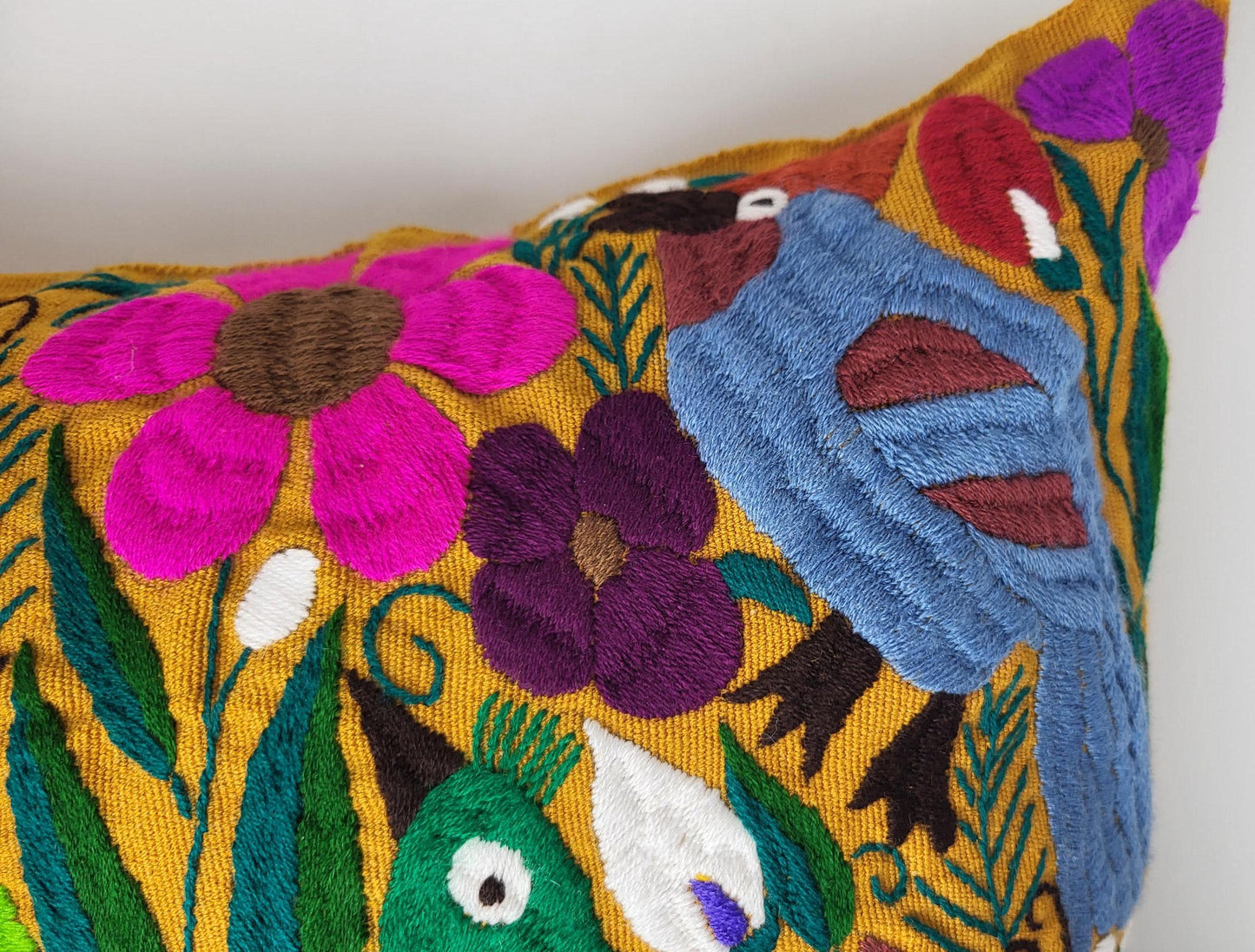Housse de coussin mexicaine brodée et tissée à la main avec motif animalier – Artisanat unique du Mexique
