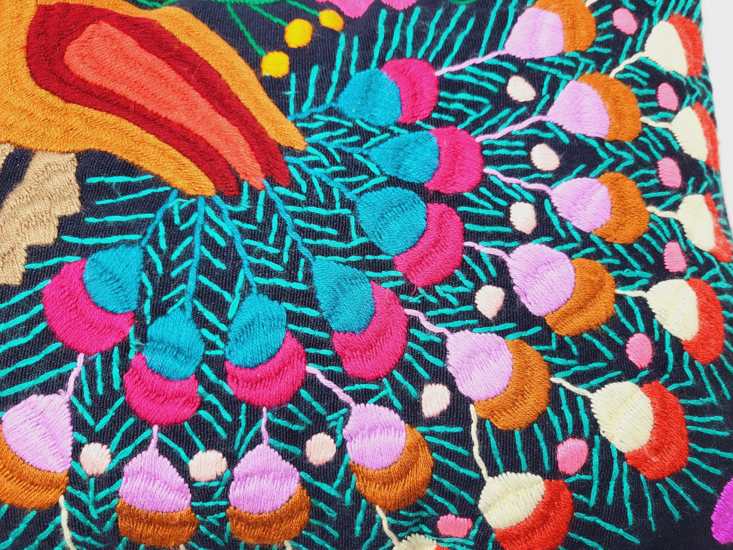 Hand-embroidered and woven Mexican cushion cover with animal pattern – Unique handicrafts from Mexico