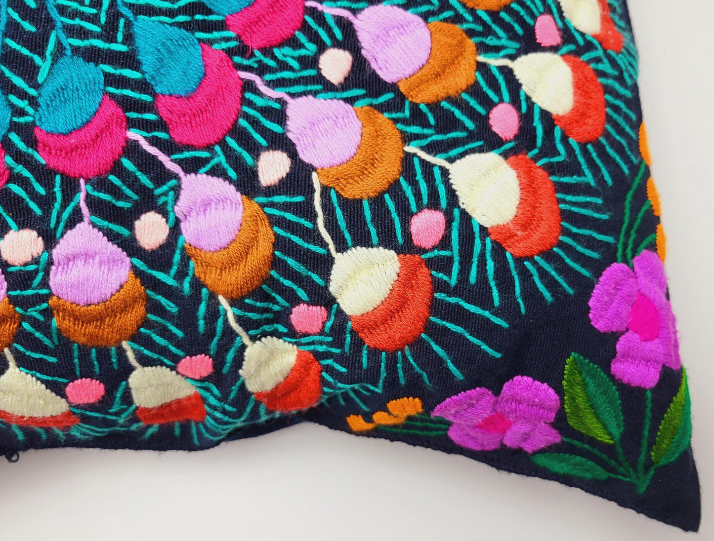 Hand-embroidered and woven Mexican cushion cover with animal pattern – Unique handicrafts from Mexico