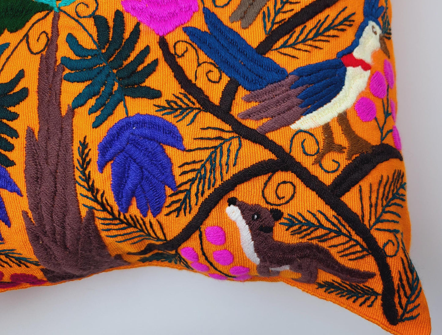 Einzigartiges handgefertigtes Kissen aus Mexiko. Diese dekorative Kissenhülle vereint traditionelles mexikanisches Kunsthandwerk mit modernen Designelementen. Fügen Sie einen Hauch von Farbe und Kultur in Ihr Wohnzimmer oder Schlafzimmer hinzu.
