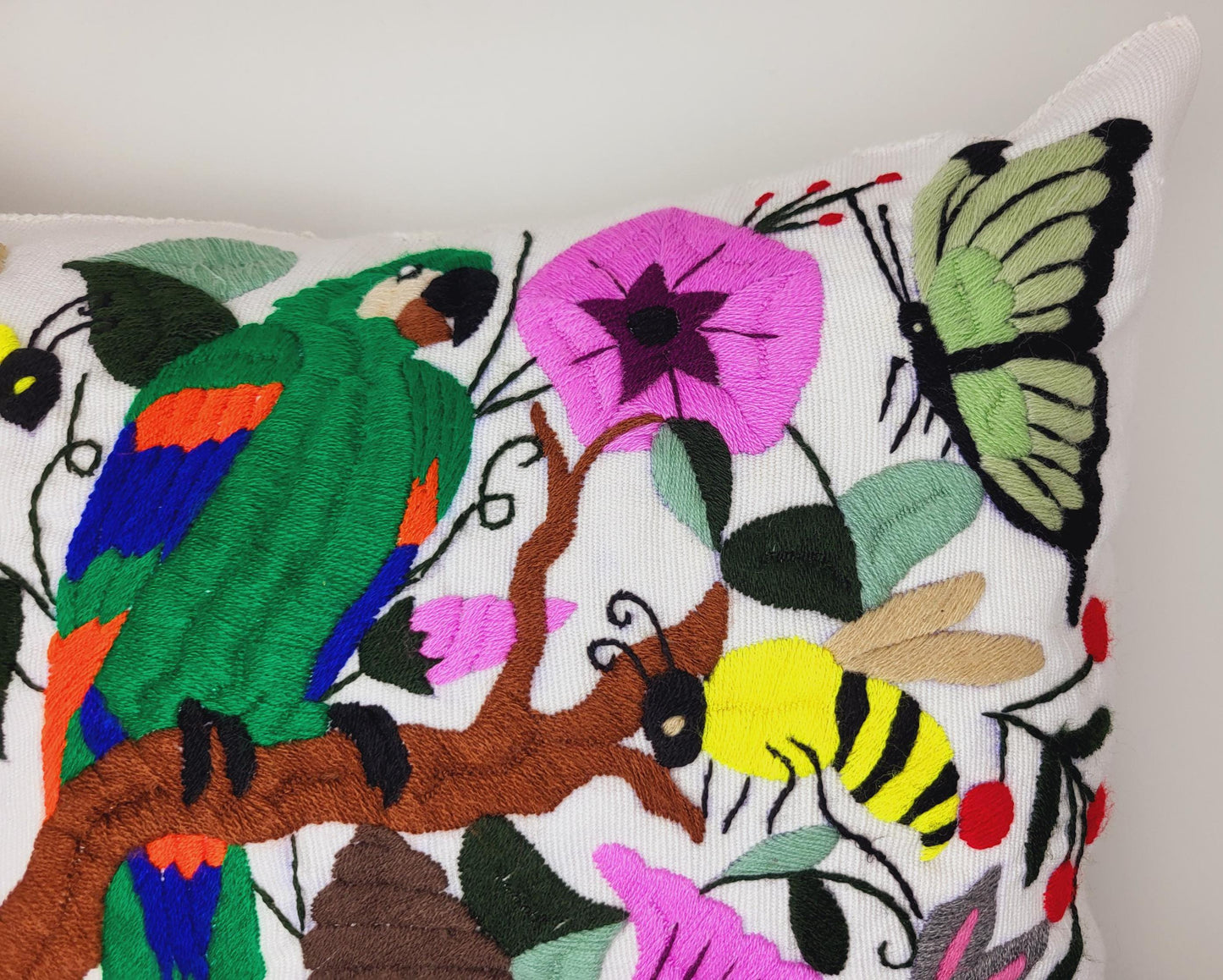 Einzigartiges handgefertigtes Kissen aus Mexiko. Diese dekorative Kissenhülle vereint traditionelles mexikanisches Kunsthandwerk mit modernen Designelementen. Fügen Sie einen Hauch von Farbe und Kultur in Ihr Wohnzimmer oder Schlafzimmer hinzu.