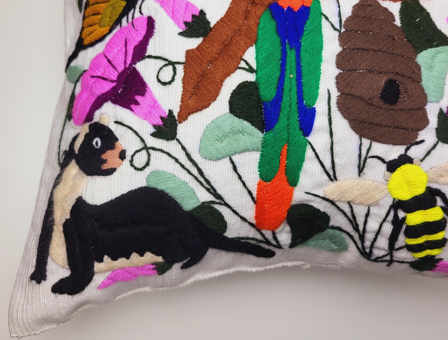 Handgestickte und gewebte mexikanische Kissenhülle mit lebendigen Tiermustern