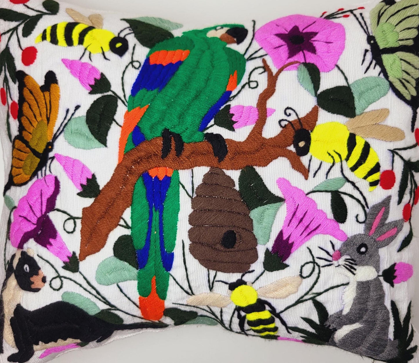 Handgestickte und gewebte mexikanische Kissenhülle mit lebendigen Tiermustern