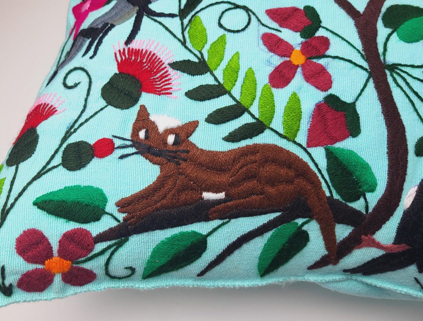 Housse de coussin mexicaine brodée et tissée à la main avec des motifs animaux traditionnels - Décoration unique et colorée pour votre maison