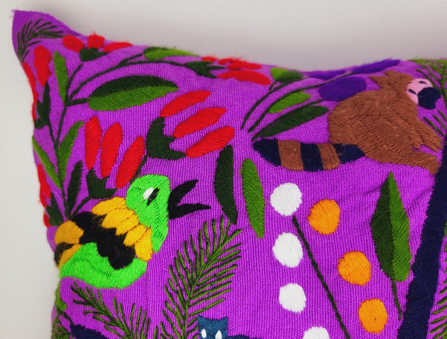 Housse de coussin mexicaine brodée et tissée à la main avec des motifs animaux traditionnels - Décoration unique et colorée pour votre maison