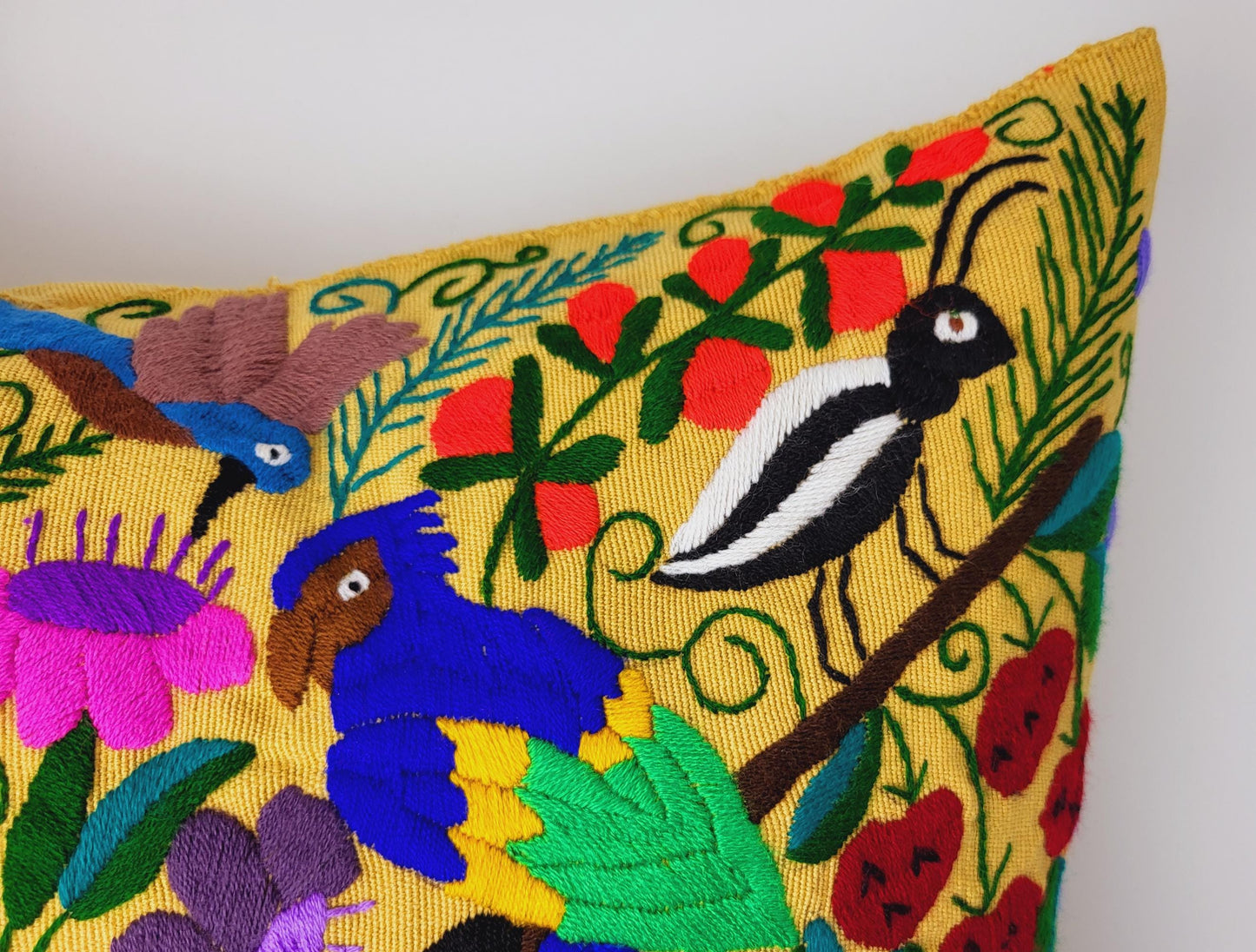 Mexikanischer Kissenbezug mit Tiermuster 🐾
Einzigartige Handarbeit aus Chiapas, Mexiko. Jedes Kissen ist ein von Hand besticktes Einzelstück – perfekt für Liebhaber von Ethno-Design und nachhaltiger Dekoration.
Unikat - jedes Kissen ist anders