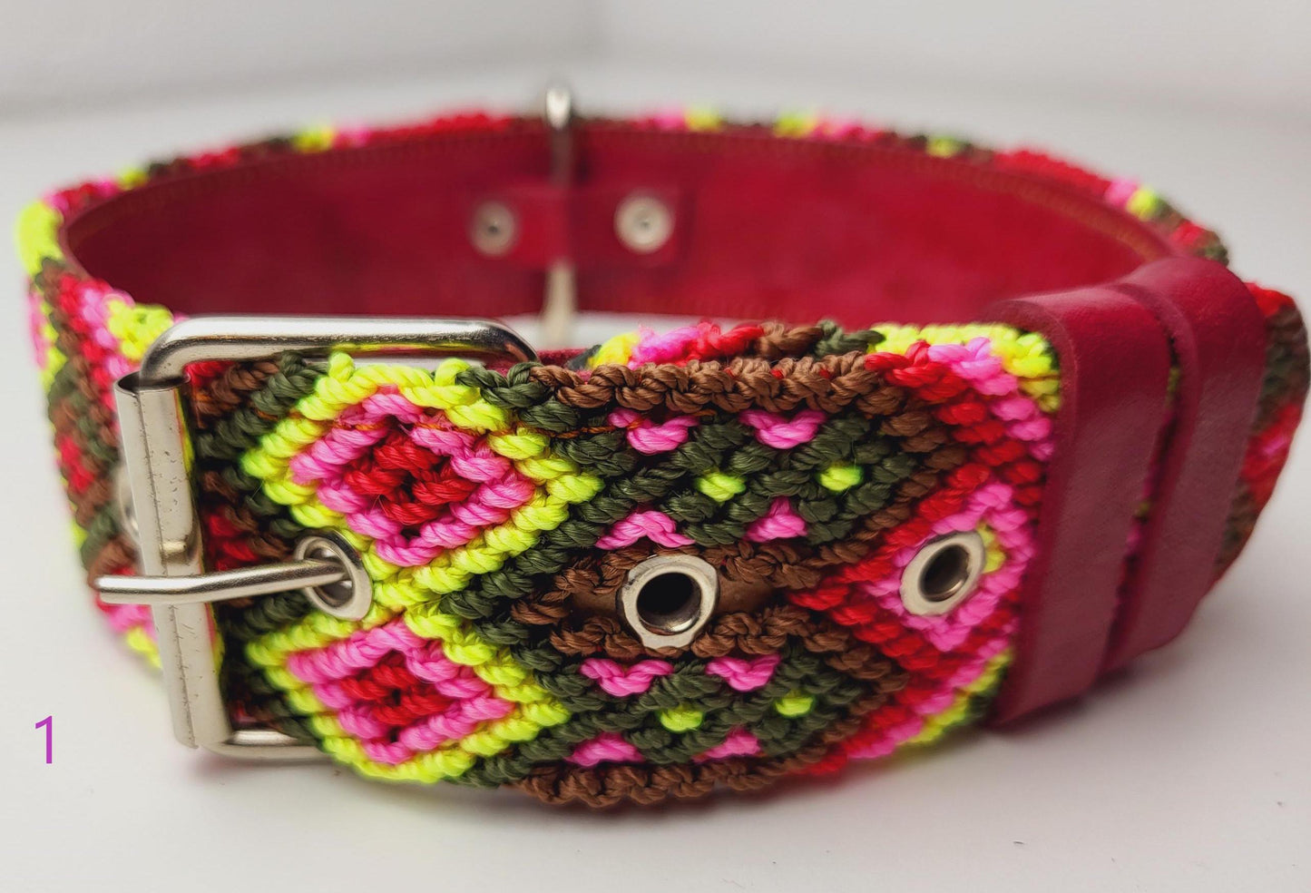 Handgemachte mexikanische Hundehalsbänder von Fairmex
Entdecken Sie farbenfrohe, handgefertigte Hundehalsbänder aus Mexiko. Jedes Stück wird von indigenen Kunsthandwerkern mit traditionellen Mustern und nachhaltigen Materialien gefertigt