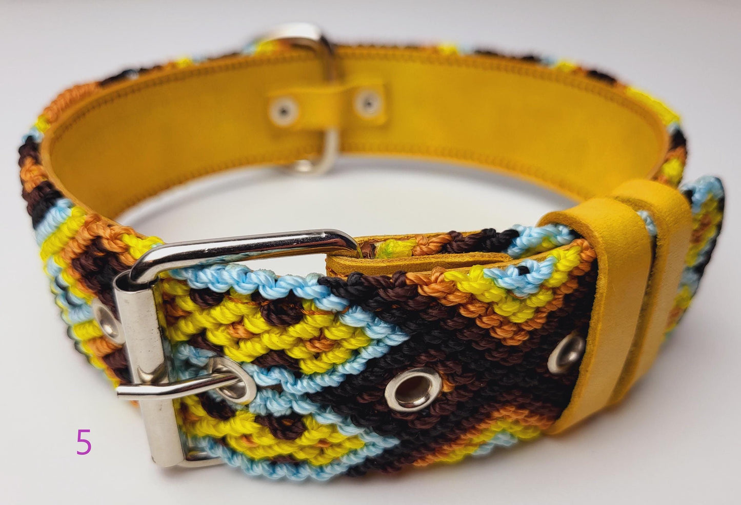 Handgemachte mexikanische Hundehalsbänder von Fairmex
Entdecken Sie farbenfrohe, handgefertigte Hundehalsbänder aus Mexiko. Jedes Stück wird von indigenen Kunsthandwerkern mit traditionellen Mustern und nachhaltigen Materialien gefertigt