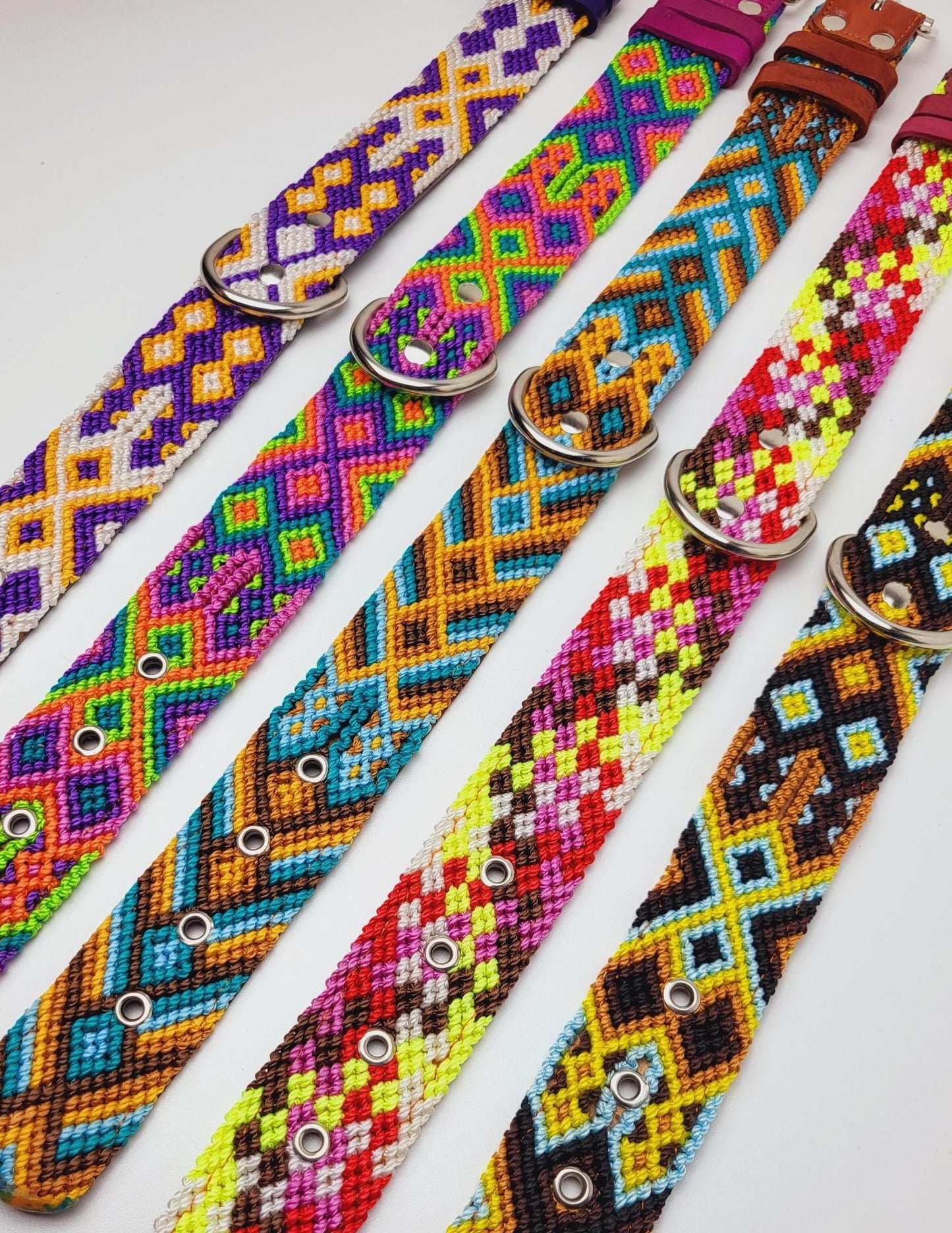 Handgemachte mexikanische Hundehalsbänder von Fairmex
Entdecken Sie farbenfrohe, handgefertigte Hundehalsbänder aus Mexiko. Jedes Stück wird von indigenen Kunsthandwerkern mit traditionellen Mustern und nachhaltigen Materialien gefertigt