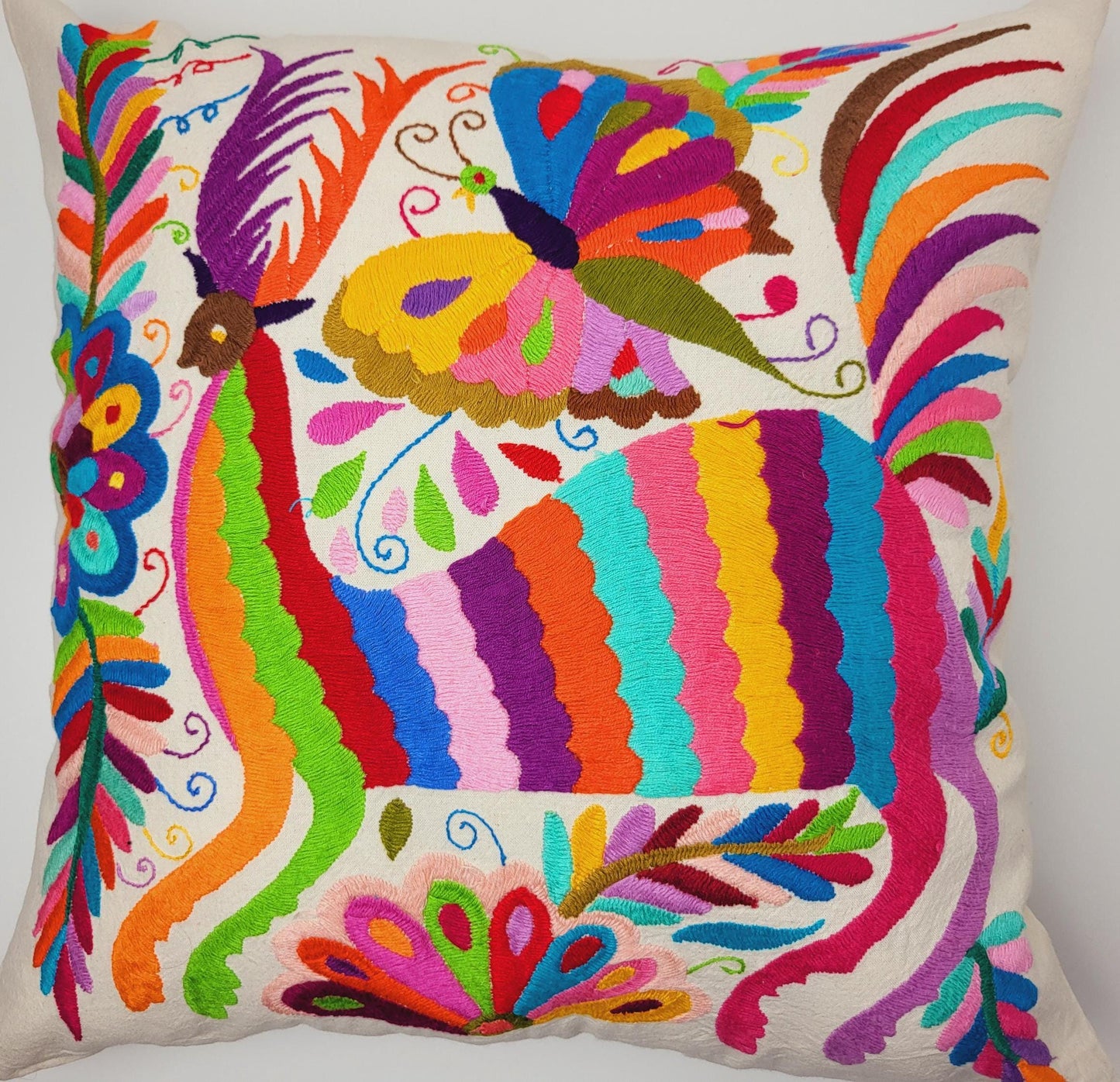 Otomi-Kissen von Fairmex: Handgefertigter Kissenbezug mit detailreicher Stickerei traditioneller Tier- und Pflanzenmotive aus Mexiko. Bringt Farbe und Kultur in Ihr Zuhause – nachhaltig und fair produziert.