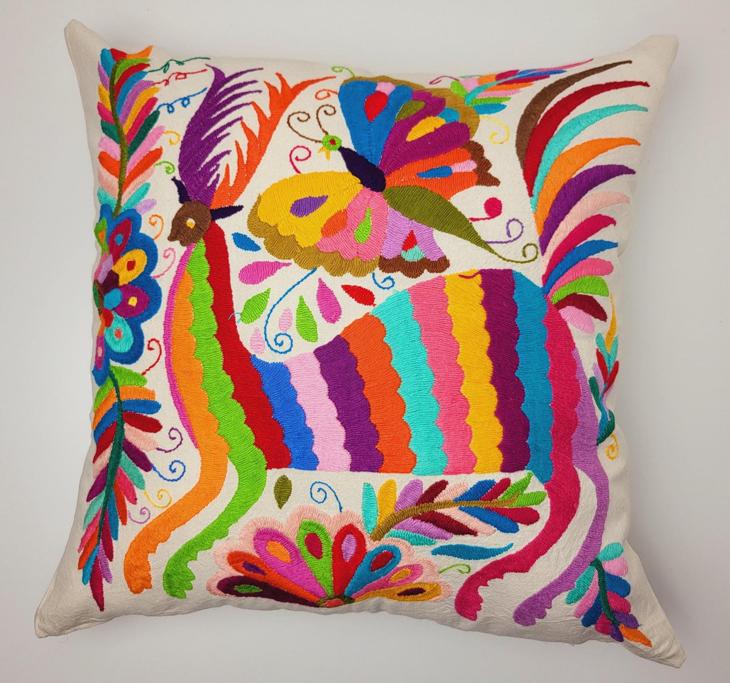 Otomi-Kissen von Fairmex: Handgefertigter Kissenbezug mit detailreicher Stickerei traditioneller Tier- und Pflanzenmotive aus Mexiko. Bringt Farbe und Kultur in Ihr Zuhause – nachhaltig und fair produziert.