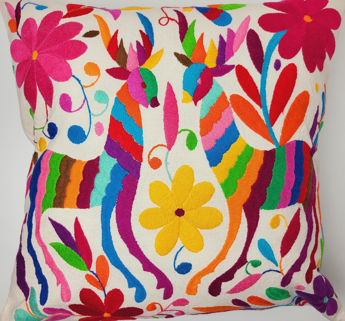 Otomi-Kissen von Fairmex: Handgefertigter Kissenbezug mit detailreicher Stickerei traditioneller Tier- und Pflanzenmotive aus Mexiko. Bringt Farbe und Kultur in Ihr Zuhause – nachhaltig und fair produziert.