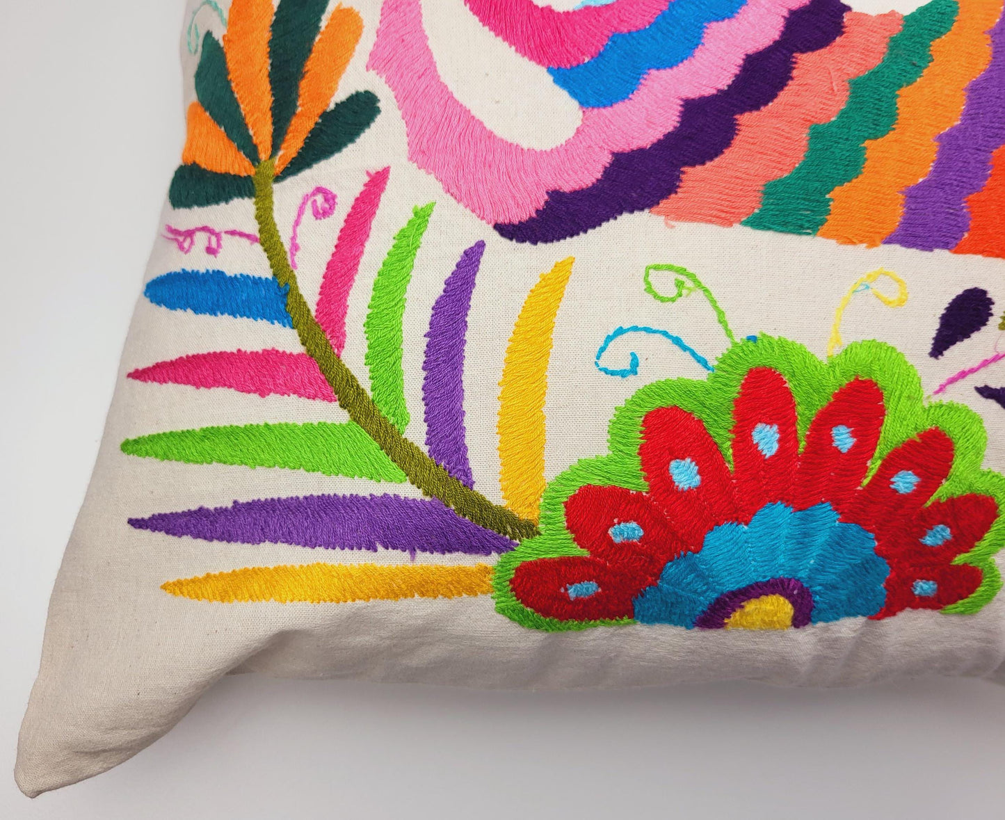 Otomi-Kissen von Fairmex: Handgefertigter Kissenbezug mit detailreicher Stickerei traditioneller Tier- und Pflanzenmotive aus Mexiko. Bringt Farbe und Kultur in Ihr Zuhause – nachhaltig und fair produziert.