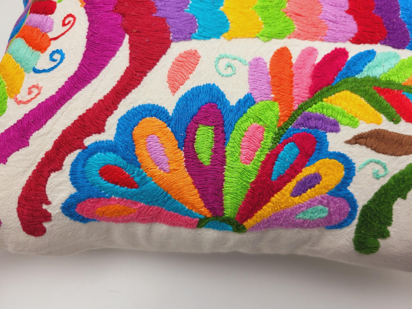 Otomi-Kissen von Fairmex: Handgefertigter Kissenbezug mit detailreicher Stickerei traditioneller Tier- und Pflanzenmotive aus Mexiko. Bringt Farbe und Kultur in Ihr Zuhause – nachhaltig und fair produziert.