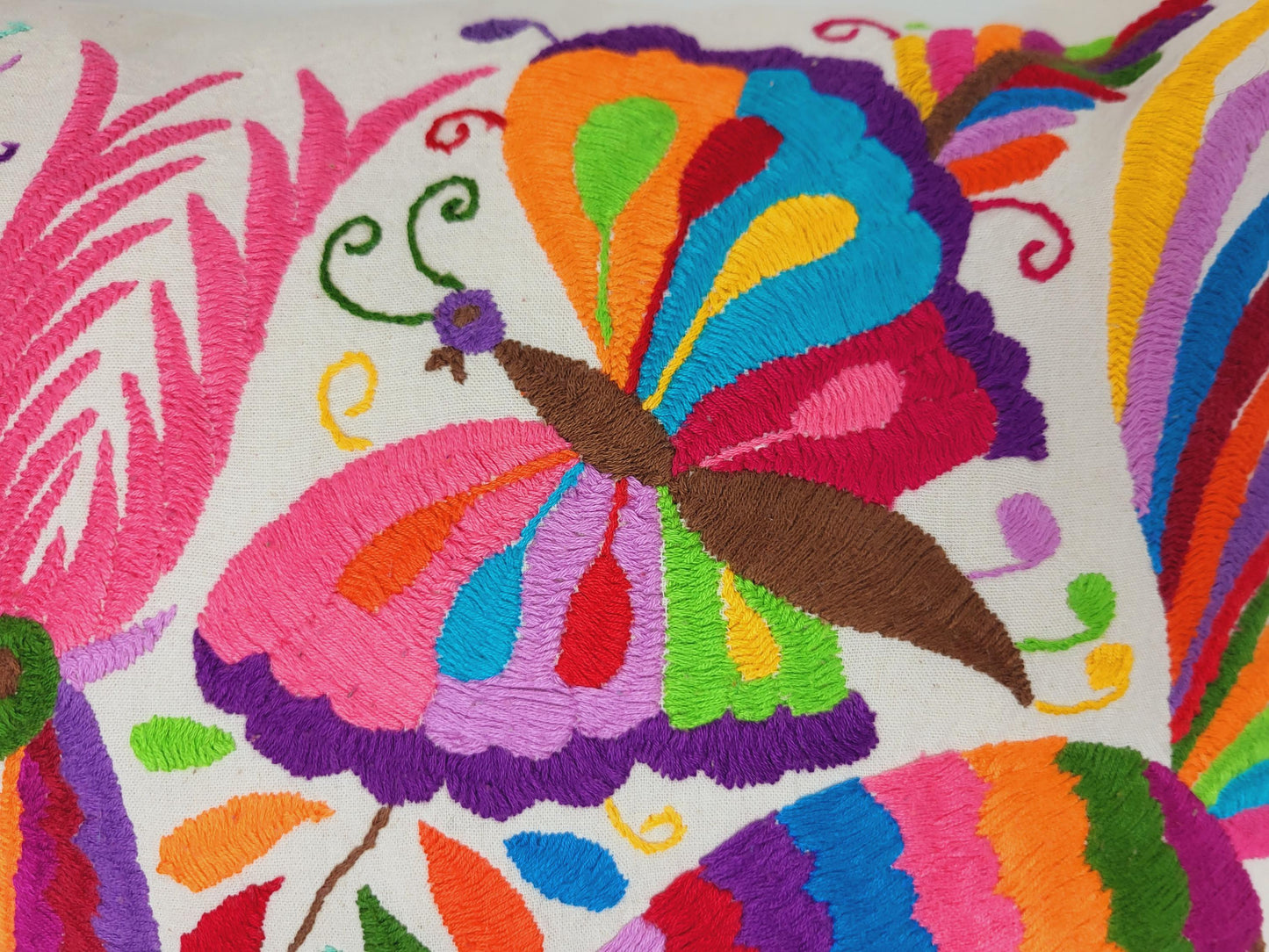 Otomi-Kissen von Fairmex: Handgefertigter Kissenbezug mit detailreicher Stickerei traditioneller Tier- und Pflanzenmotive aus Mexiko. Bringt Farbe und Kultur in Ihr Zuhause – nachhaltig und fair produziert.