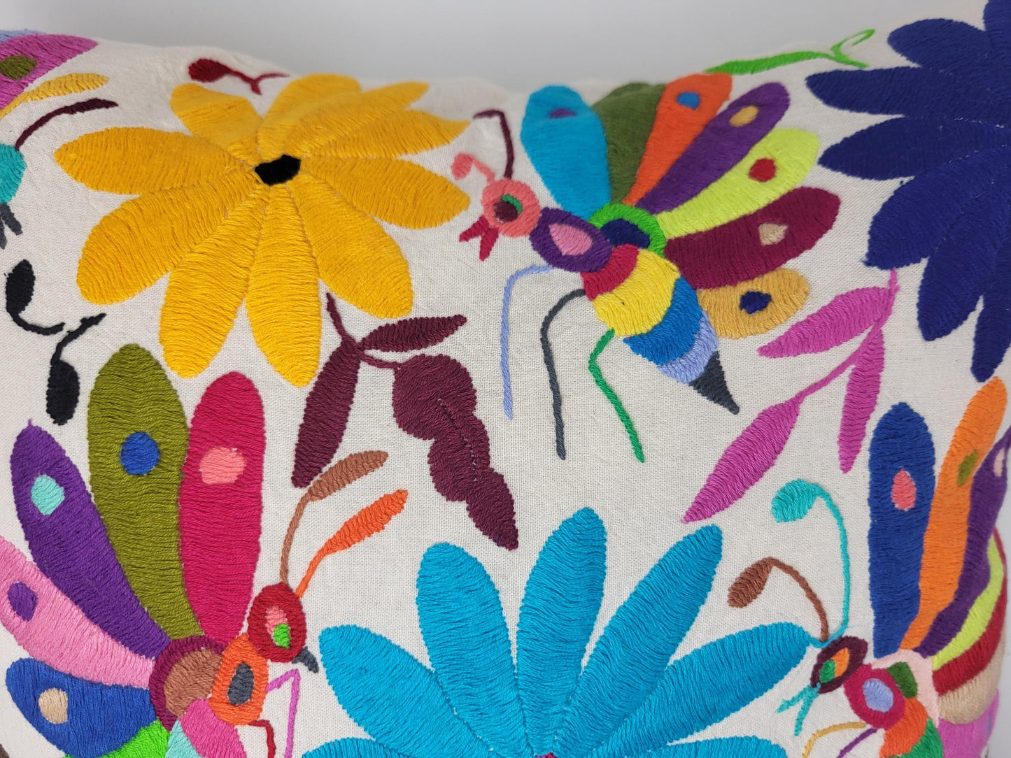 Otomi-Kissen von Fairmex: Handgefertigter Kissenbezug mit detailreicher Stickerei traditioneller Tier- und Pflanzenmotive aus Mexiko. Bringt Farbe und Kultur in Ihr Zuhause – nachhaltig und fair produziert.