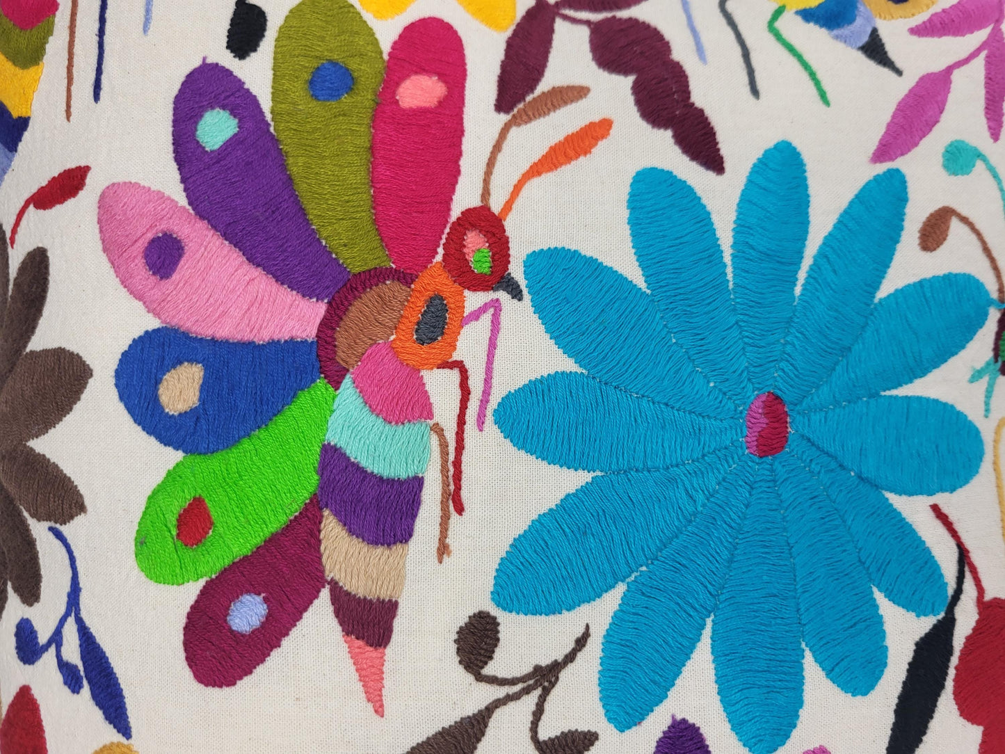 Otomi-Kissen von Fairmex: Handgefertigter Kissenbezug mit detailreicher Stickerei traditioneller Tier- und Pflanzenmotive aus Mexiko. Bringt Farbe und Kultur in Ihr Zuhause – nachhaltig und fair produziert.