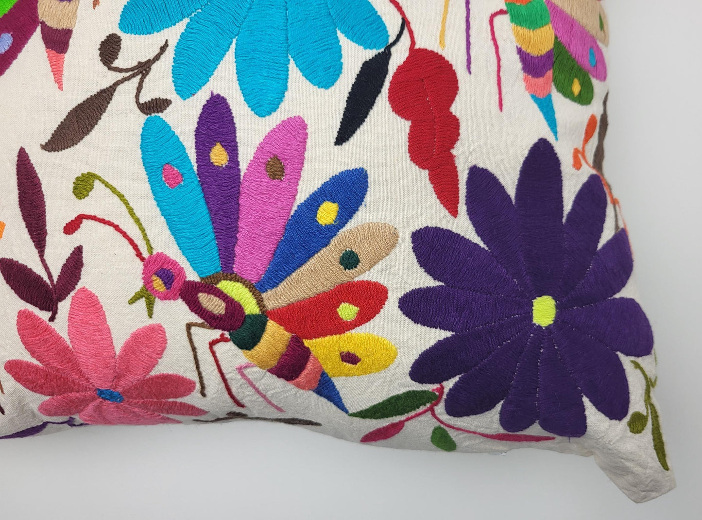 Otomi-Kissen von Fairmex: Handgefertigter Kissenbezug mit detailreicher Stickerei traditioneller Tier- und Pflanzenmotive aus Mexiko. Bringt Farbe und Kultur in Ihr Zuhause – nachhaltig und fair produziert.