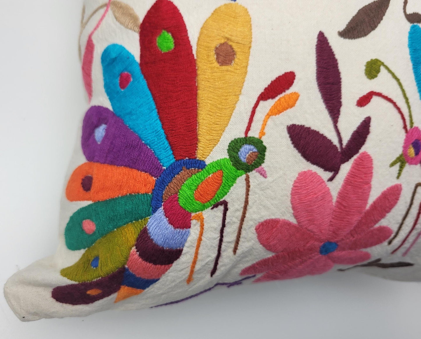 Otomi-Kissen von Fairmex: Handgefertigter Kissenbezug mit detailreicher Stickerei traditioneller Tier- und Pflanzenmotive aus Mexiko. Bringt Farbe und Kultur in Ihr Zuhause – nachhaltig und fair produziert.