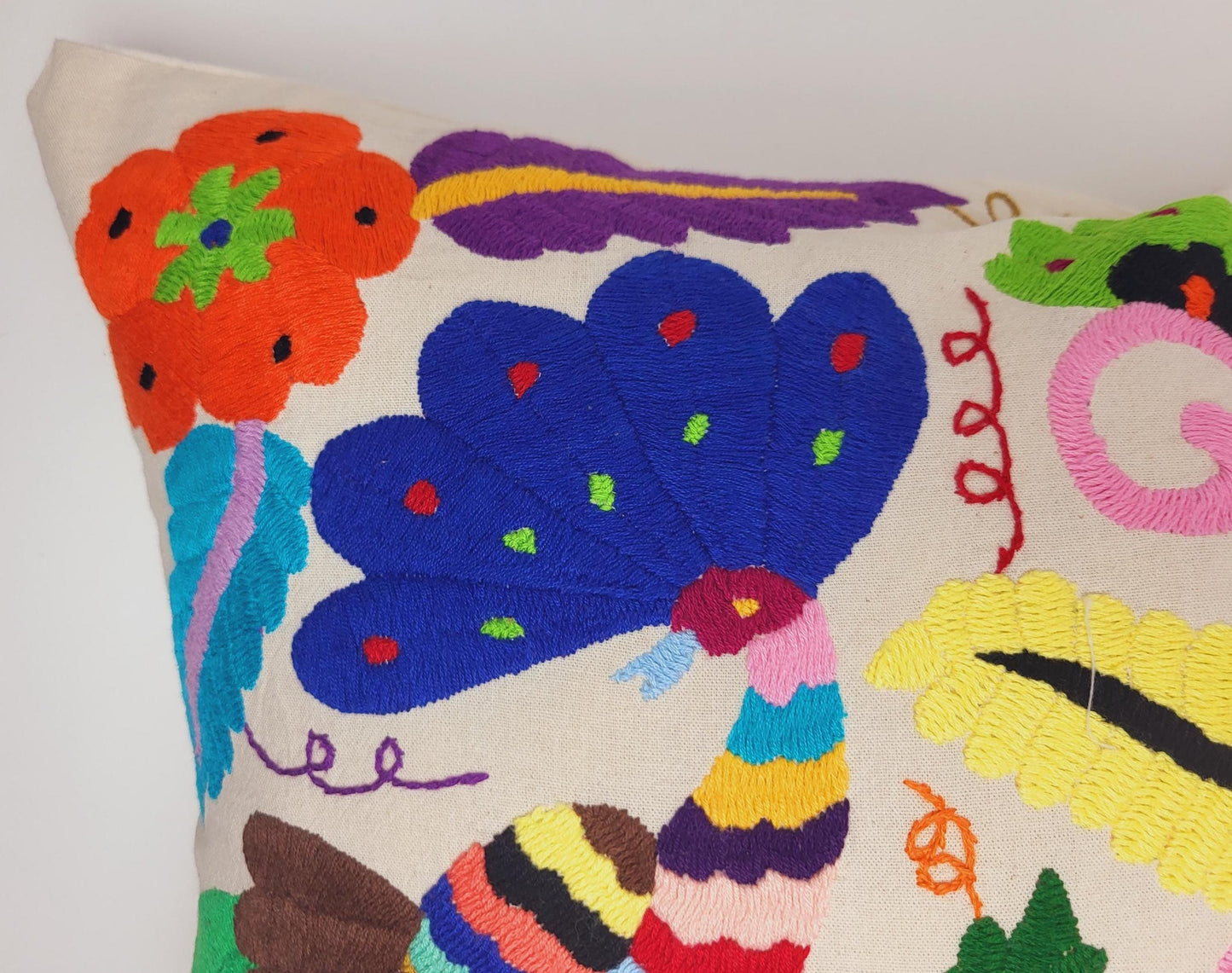 Otomi-Kissen von Fairmex: Handgefertigter Kissenbezug mit detailreicher Stickerei traditioneller Tier- und Pflanzenmotive aus Mexiko. Bringt Farbe und Kultur in Ihr Zuhause – nachhaltig und fair produziert.