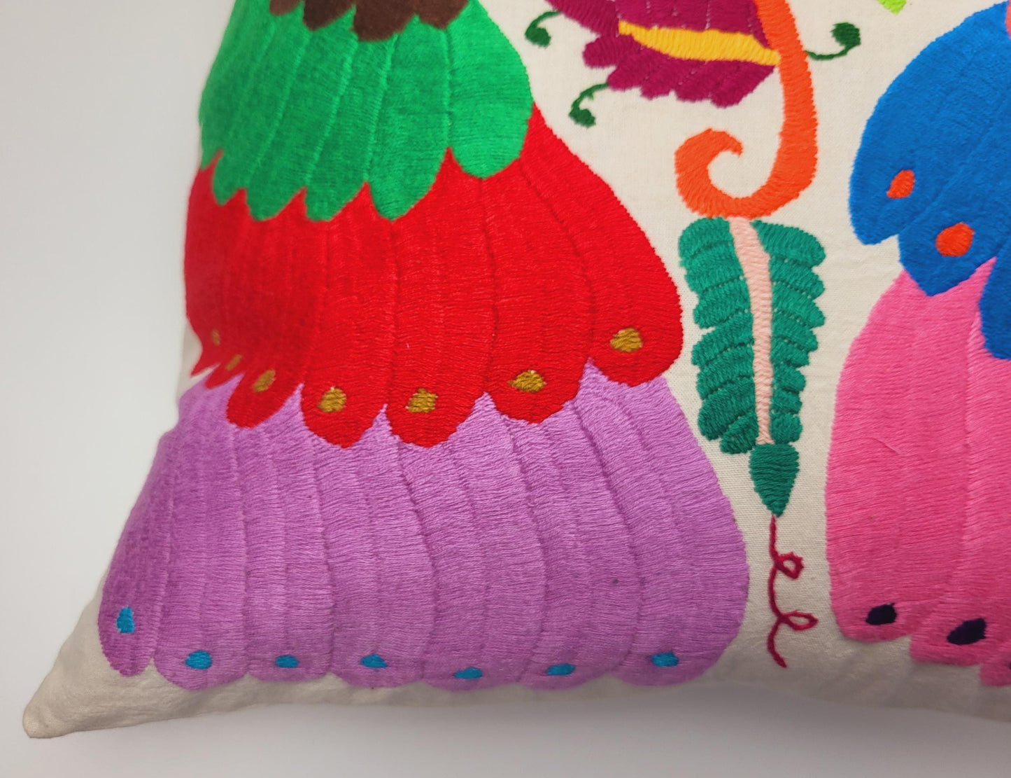 Otomi-Kissen von Fairmex: Handgefertigter Kissenbezug mit detailreicher Stickerei traditioneller Tier- und Pflanzenmotive aus Mexiko. Bringt Farbe und Kultur in Ihr Zuhause – nachhaltig und fair produziert.