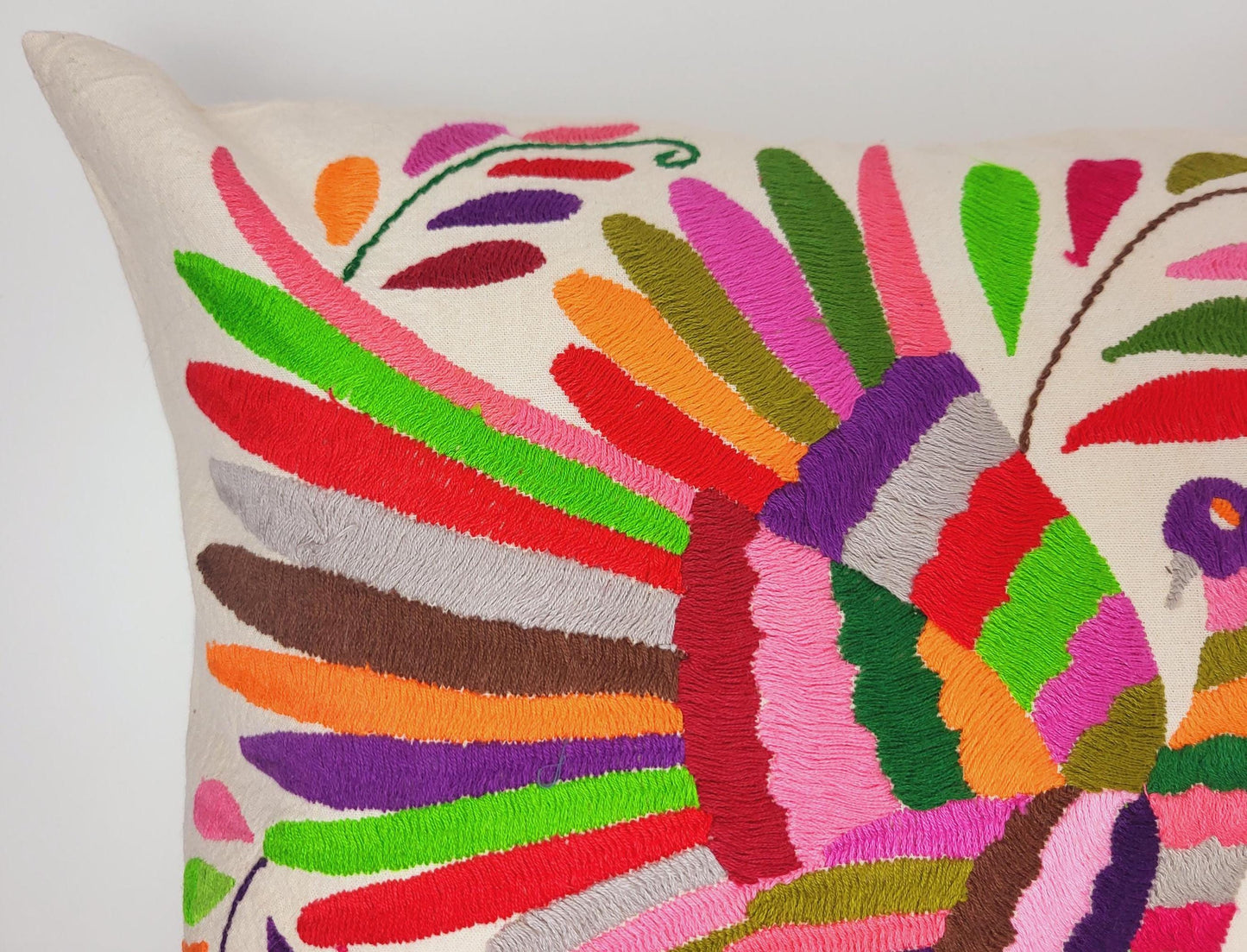Fairmex Otomi-Kissen: Ein kunstvoll handbestickter Kissenbezug mit traditionellen Tier- und Pflanzendesigns der Otomi-Kultur aus Mexiko. Bringt lebendige Farben und authentisches Flair in Ihr Zuhause – nachhaltig und fair produziert.