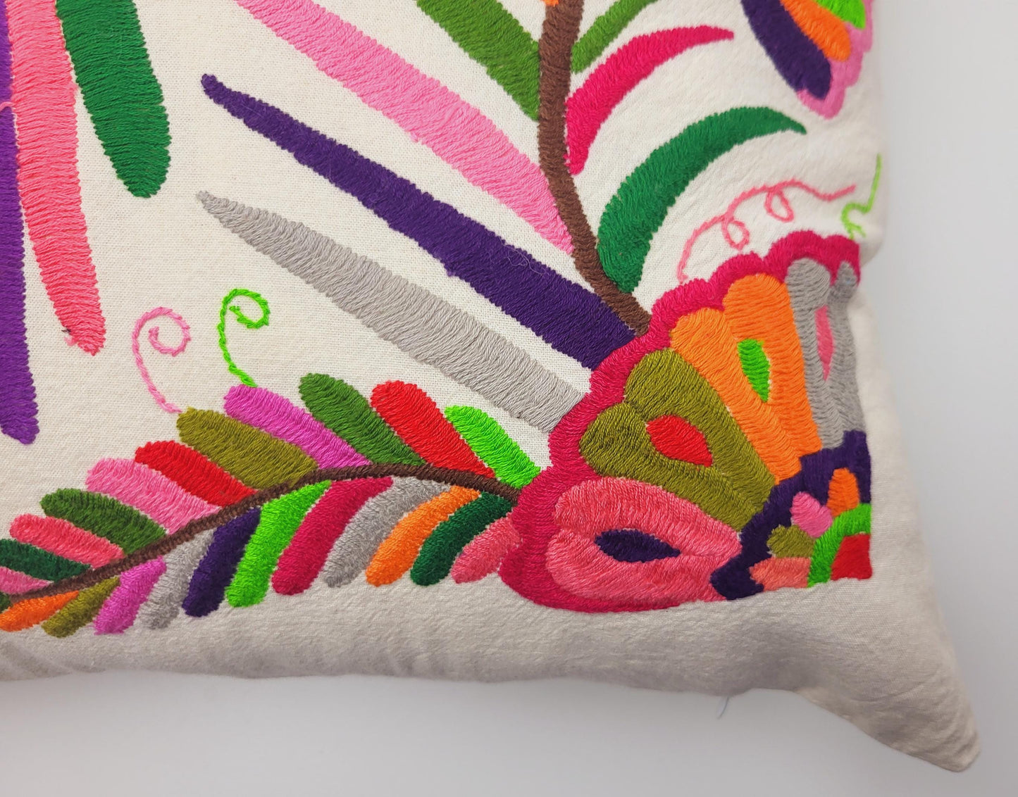 Fairmex Otomi-Kissen: Ein kunstvoll handbestickter Kissenbezug mit traditionellen Tier- und Pflanzendesigns der Otomi-Kultur aus Mexiko. Bringt lebendige Farben und authentisches Flair in Ihr Zuhause – nachhaltig und fair produziert.