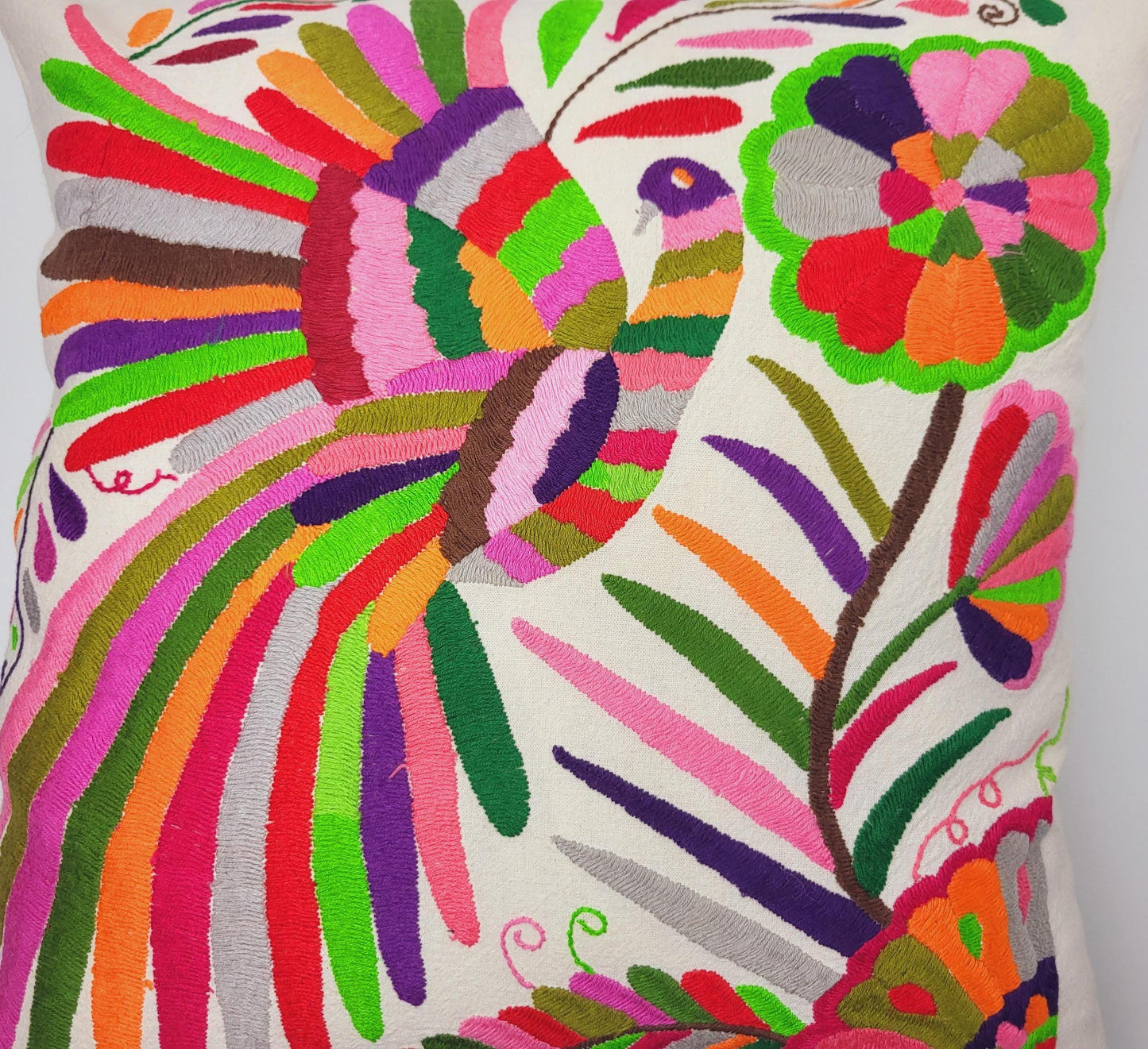 Fairmex Otomi-Kissen: Ein kunstvoll handbestickter Kissenbezug mit traditionellen Tier- und Pflanzendesigns der Otomi-Kultur aus Mexiko. Bringt lebendige Farben und authentisches Flair in Ihr Zuhause – nachhaltig und fair produziert.