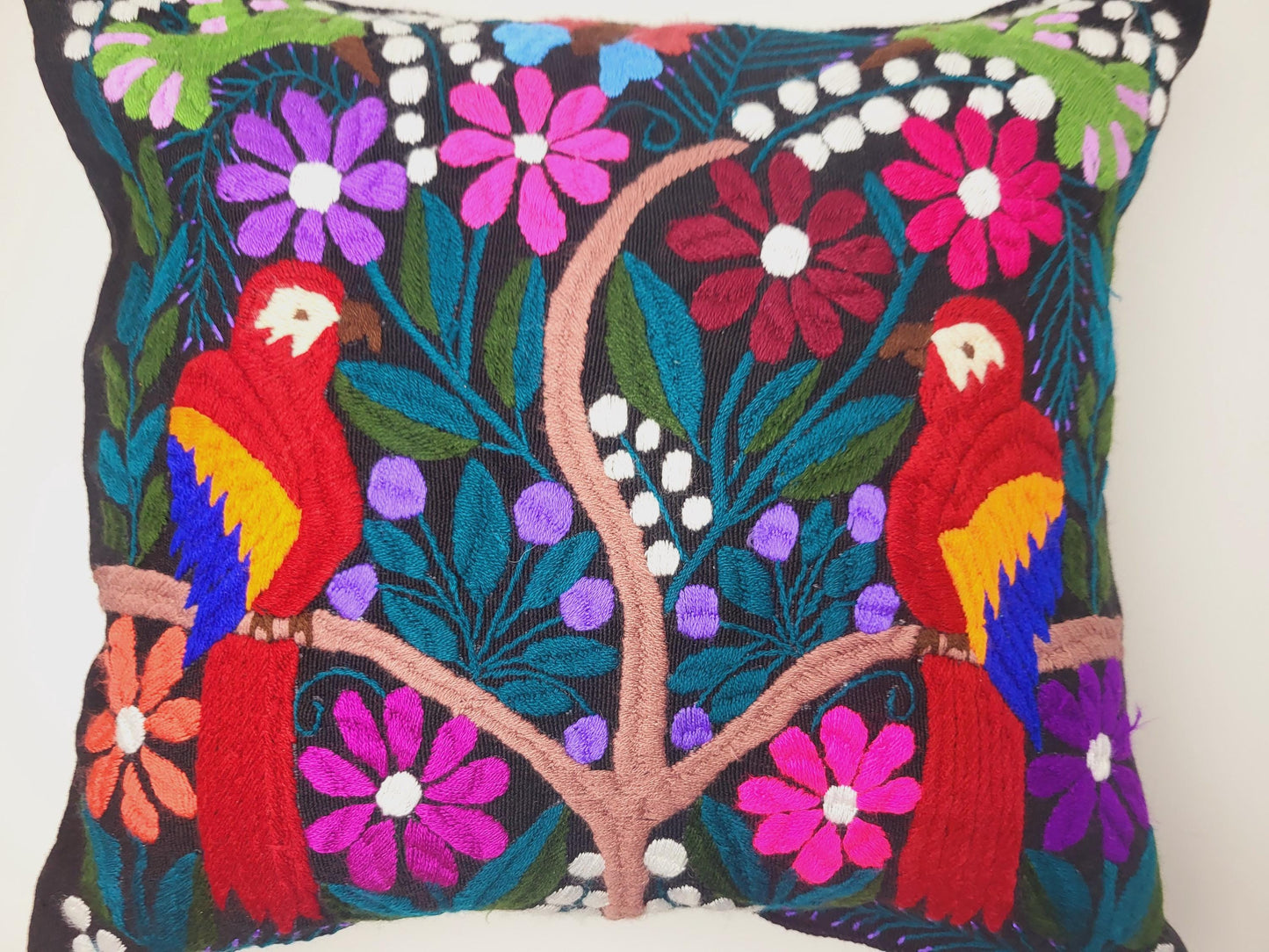 Handbestickte und gewebte Kissen von Fairmex: Hochwertige Kissen mit traditionellen Mustern aus Mexiko. Jedes Stück ist ein Unikat, handgefertigt mit viel Liebe zum Detail – nachhaltig und fair hergestellt.