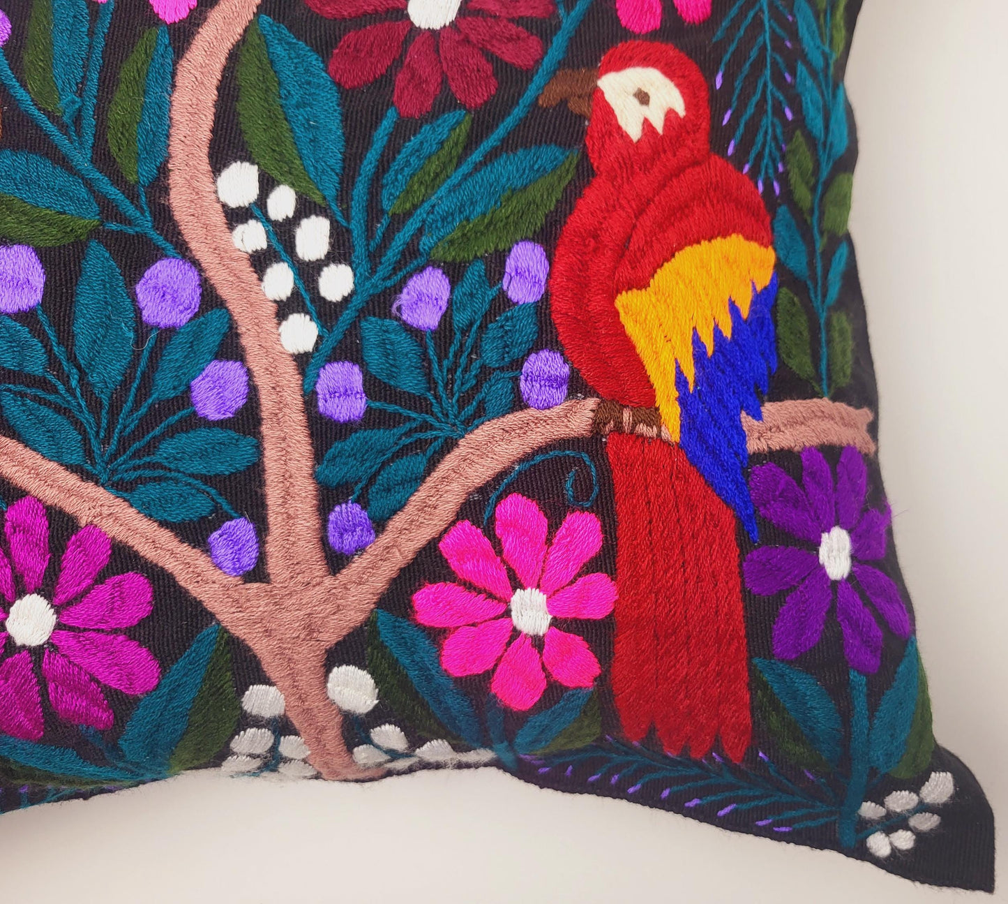 Handbestickte und gewebte Kissen von Fairmex: Hochwertige Kissen mit traditionellen Mustern aus Mexiko. Jedes Stück ist ein Unikat, handgefertigt mit viel Liebe zum Detail – nachhaltig und fair hergestellt.