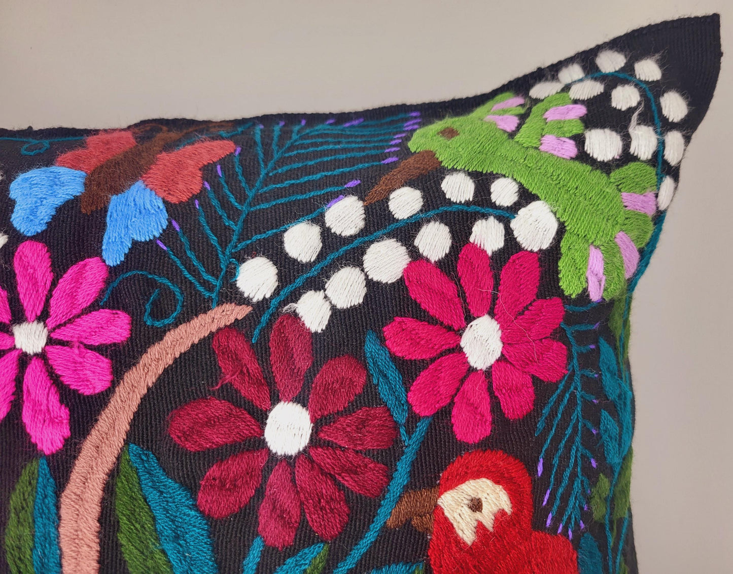 Handbestickte und gewebte Kissen von Fairmex: Hochwertige Kissen mit traditionellen Mustern aus Mexiko. Jedes Stück ist ein Unikat, handgefertigt mit viel Liebe zum Detail – nachhaltig und fair hergestellt.