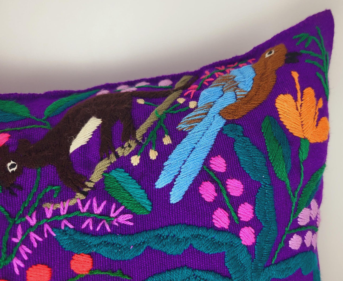 Handbestickte und gewebte Kissen von Fairmex: Hochwertige Kissen mit traditionellen Mustern aus Mexiko. Jedes Stück ist ein Unikat, handgefertigt mit viel Liebe zum Detail – nachhaltig und fair hergestellt.