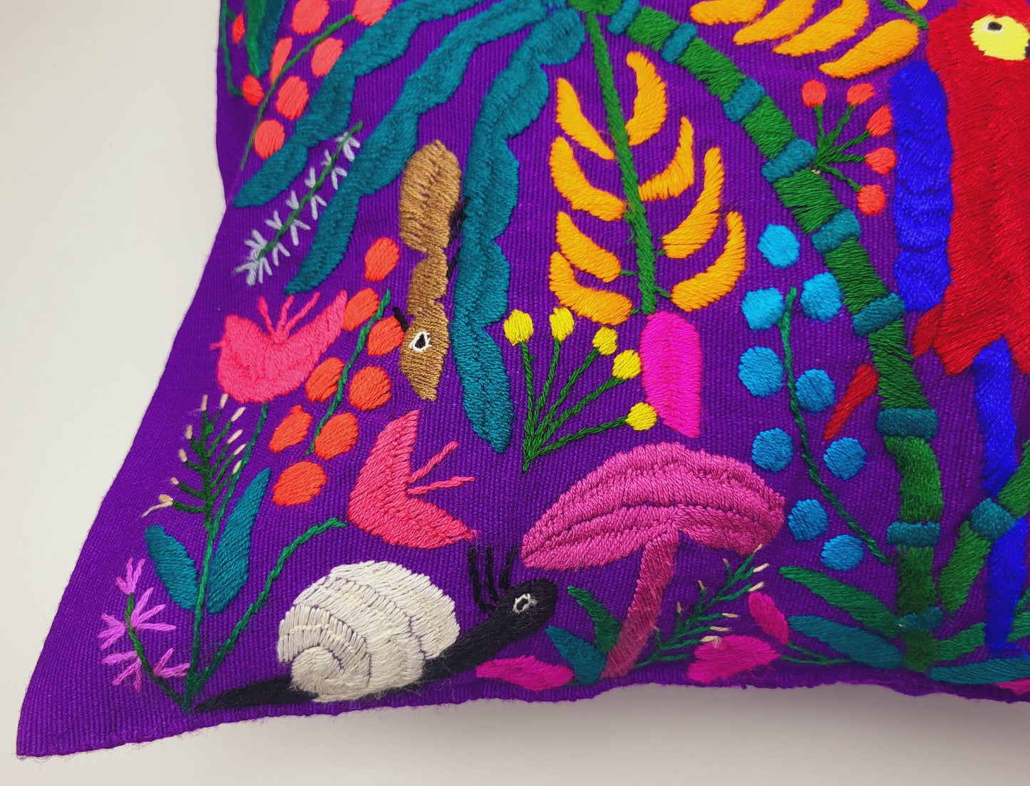 Handbestickte und gewebte Kissen von Fairmex: Hochwertige Kissen mit traditionellen Mustern aus Mexiko. Jedes Stück ist ein Unikat, handgefertigt mit viel Liebe zum Detail – nachhaltig und fair hergestellt.