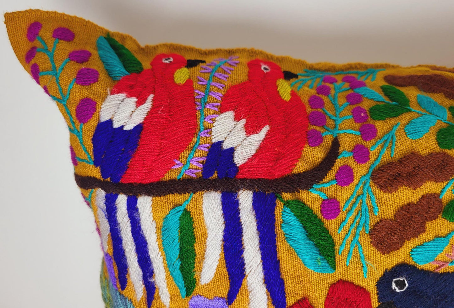 Housse de coussin motif animalier mexicain brodé à la main