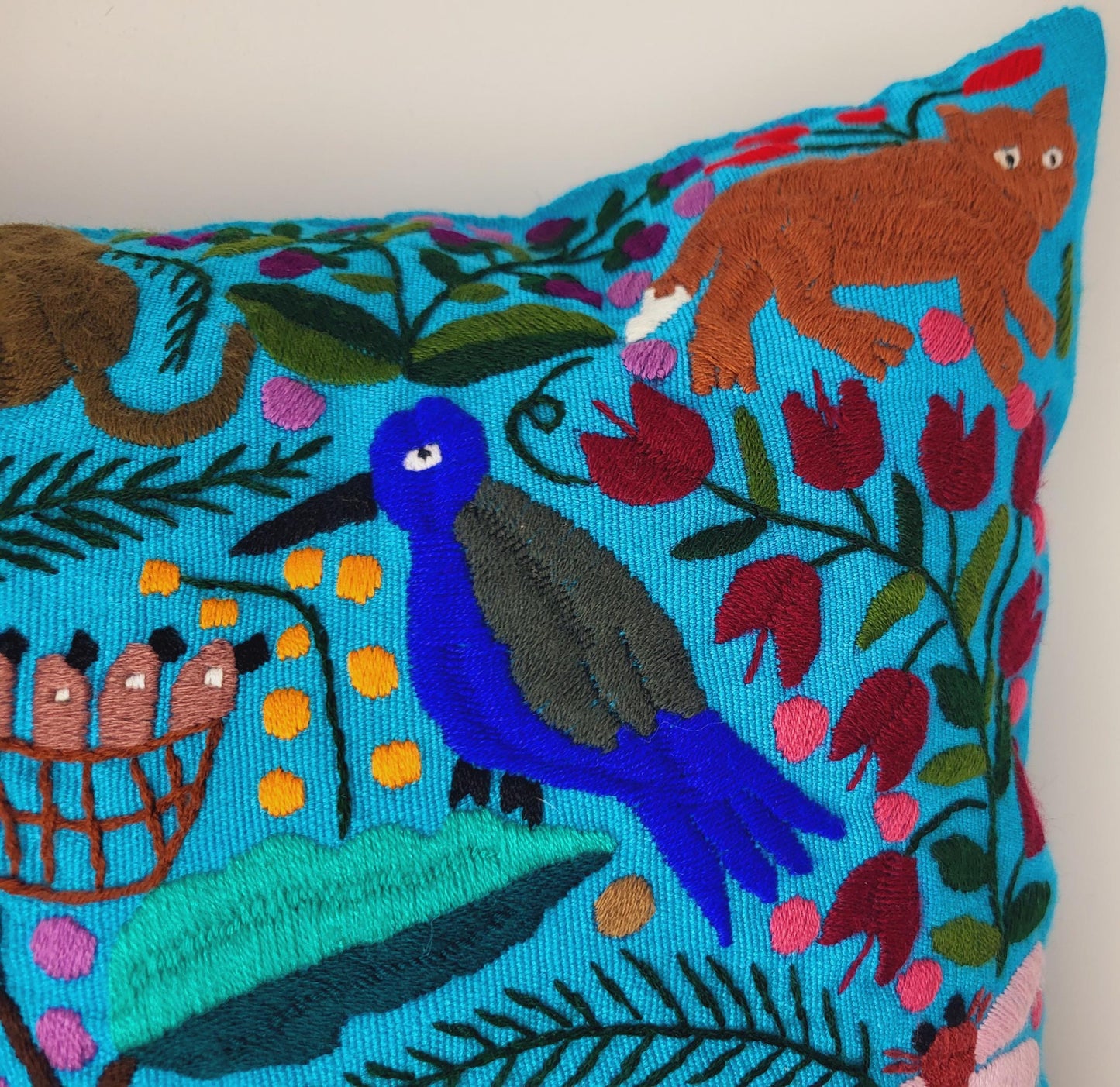 Handbestickte und gewebte Kissen von Fairmex: Hochwertige Kissen mit traditionellen Mustern aus Mexiko. Jedes Stück ist ein Unikat, handgefertigt mit viel Liebe zum Detail – nachhaltig und fair hergestellt.