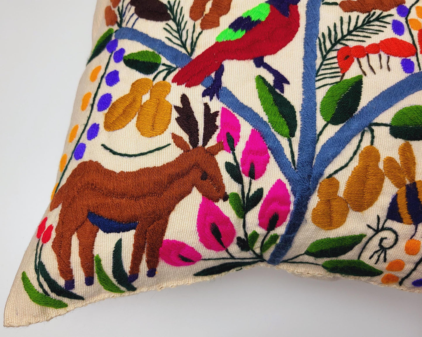 Handbestickte und gewebte Kissen von Fairmex: Hochwertige Kissen mit traditionellen Mustern aus Mexiko. Jedes Stück ist ein Unikat, handgefertigt mit viel Liebe zum Detail – nachhaltig und fair hergestellt.