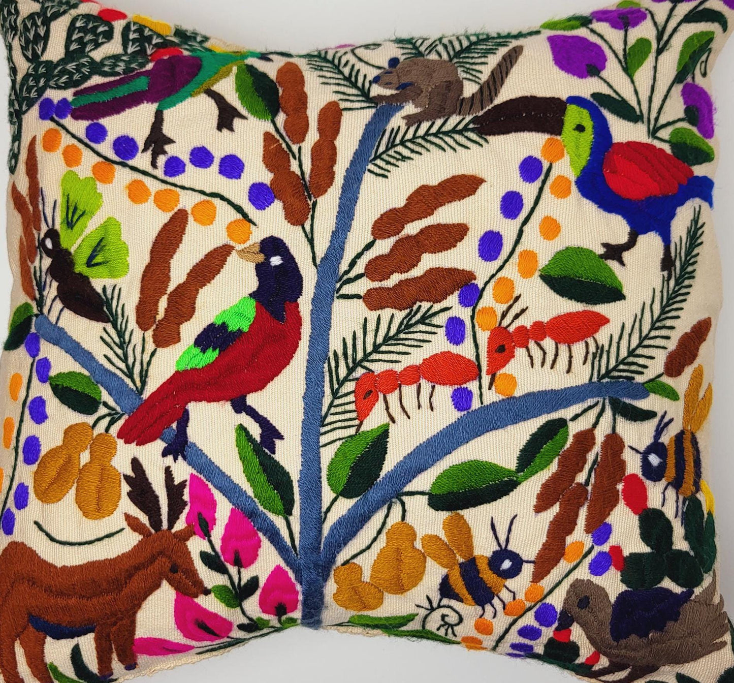Handbestickte und gewebte Kissen von Fairmex: Hochwertige Kissen mit traditionellen Mustern aus Mexiko. Jedes Stück ist ein Unikat, handgefertigt mit viel Liebe zum Detail – nachhaltig und fair hergestellt.