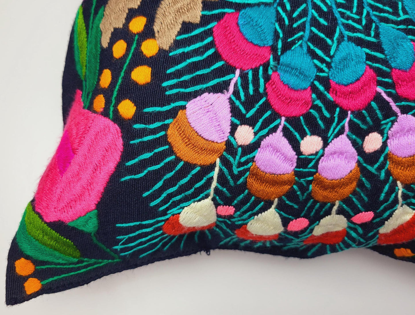 Hand-embroidered and woven Mexican cushion cover with animal pattern – Unique handicrafts from Mexico