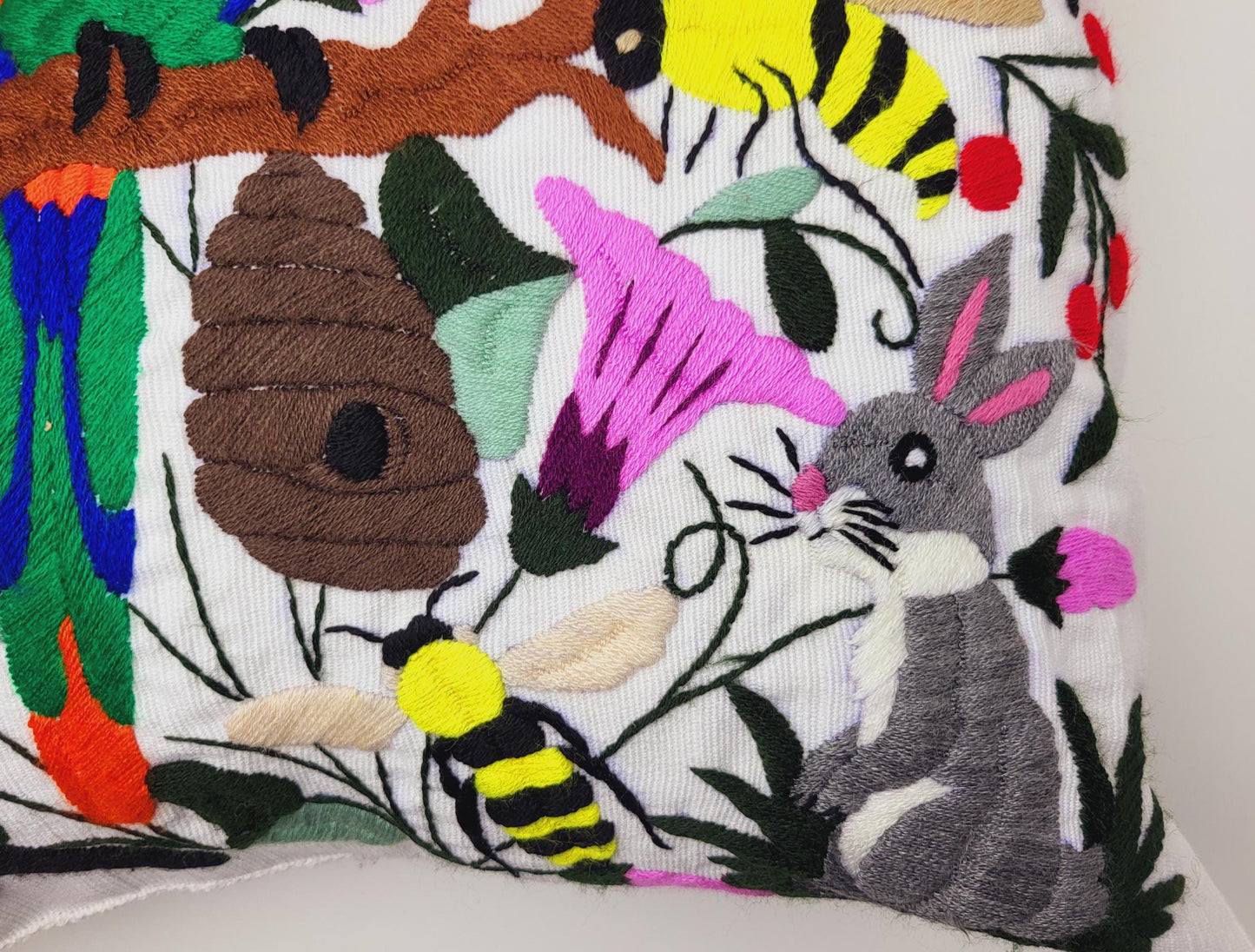 Faimex, einzigartige handgemachte Kissen aus Mexiko. Diese dekorative Kissenhülle vereint traditionelles mexikanisches Kunsthandwerk mit modernen Designelementen. Fügen Sie einen Hauch von Farbe und Kultur in Ihr Wohnzimmer oder Schlafzimmer hinzu.
