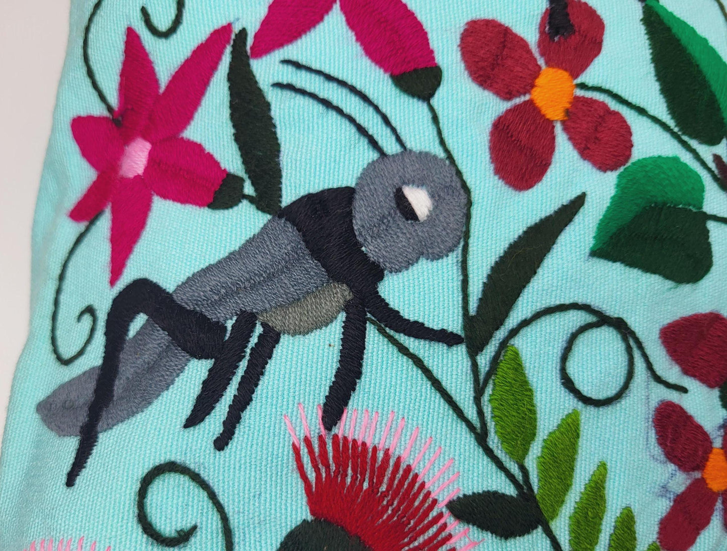 Housse de coussin mexicaine brodée et tissée à la main avec des motifs animaux traditionnels - Décoration unique et colorée pour votre maison